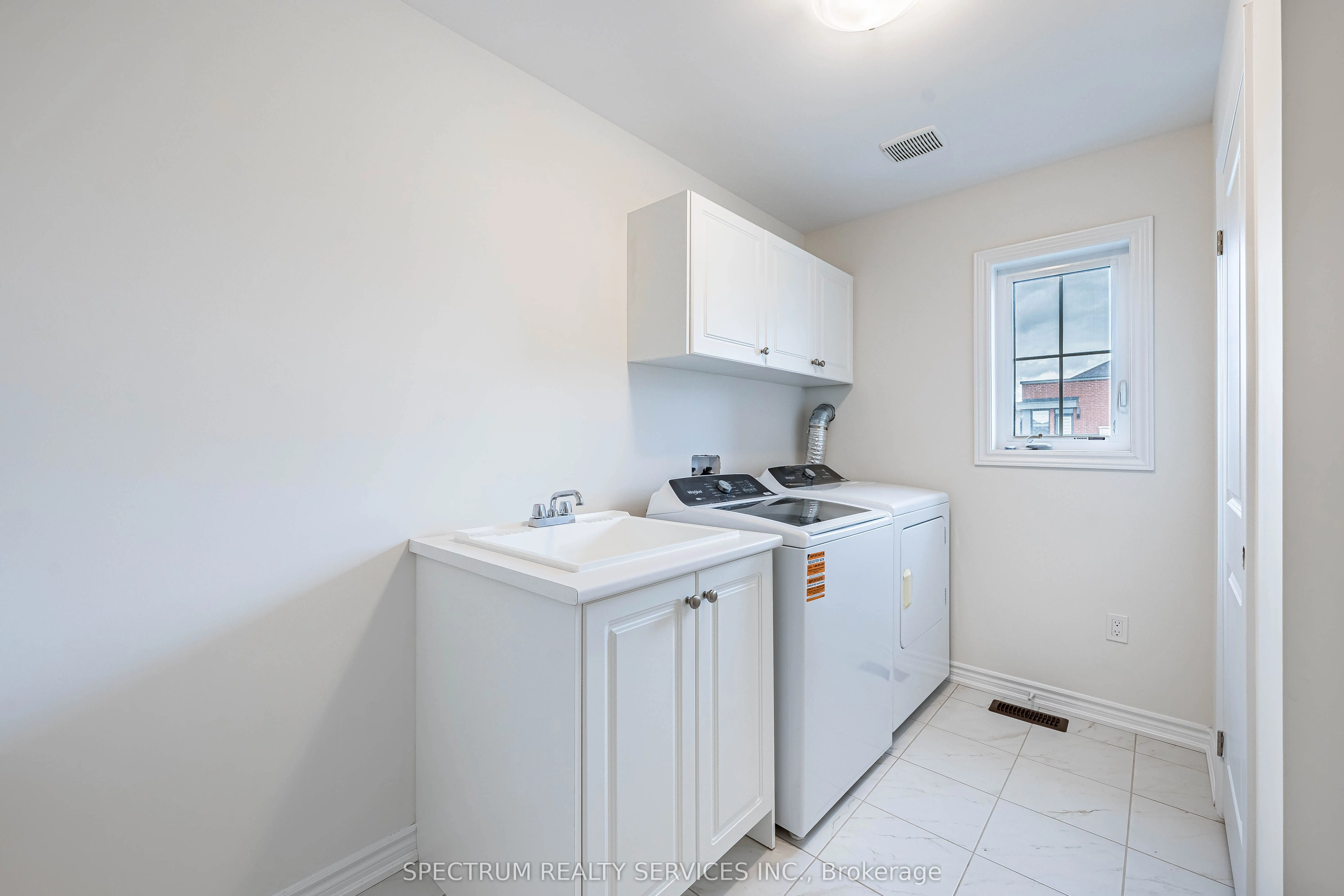 250 FERRAGINE Crescent