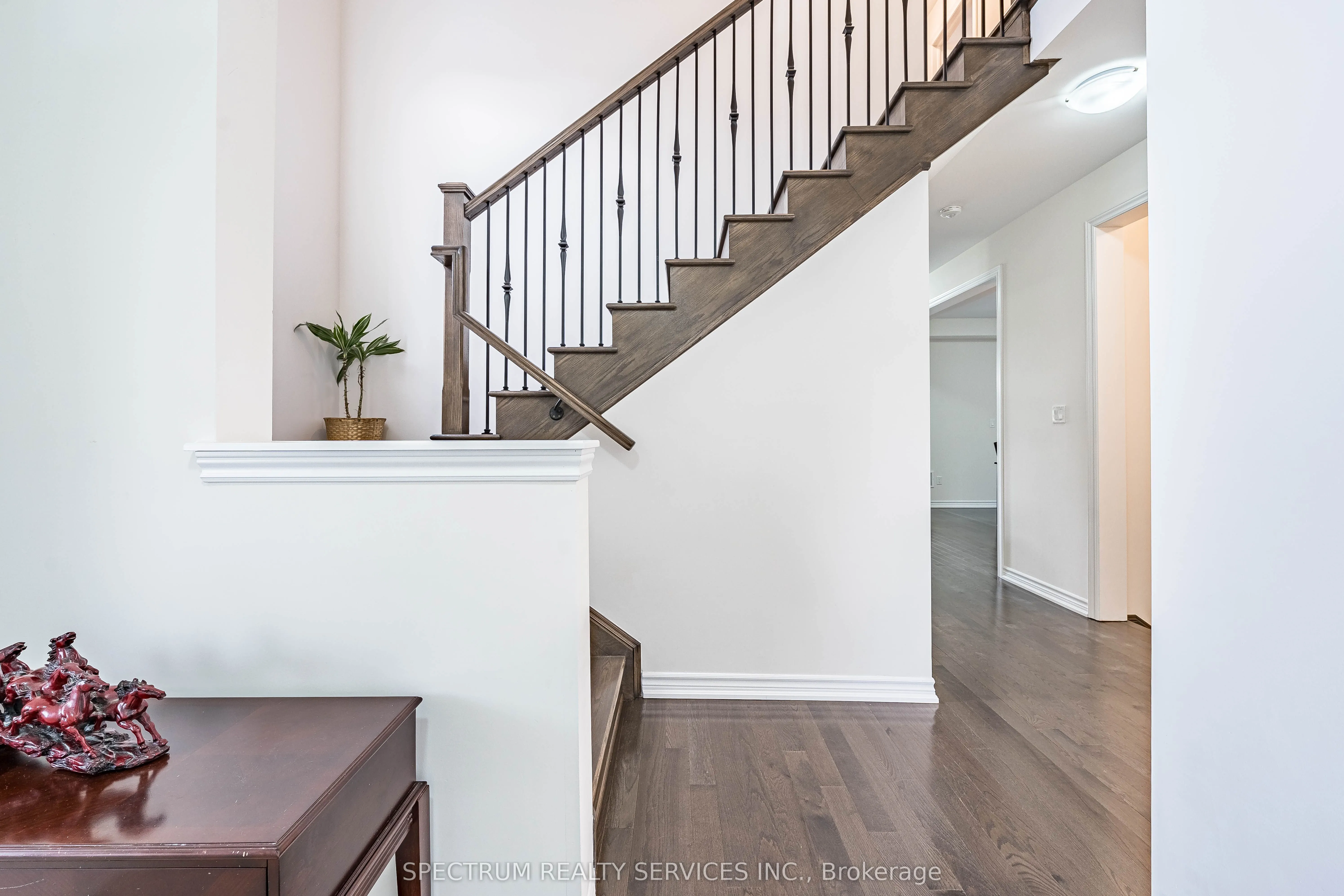 250 FERRAGINE Crescent
