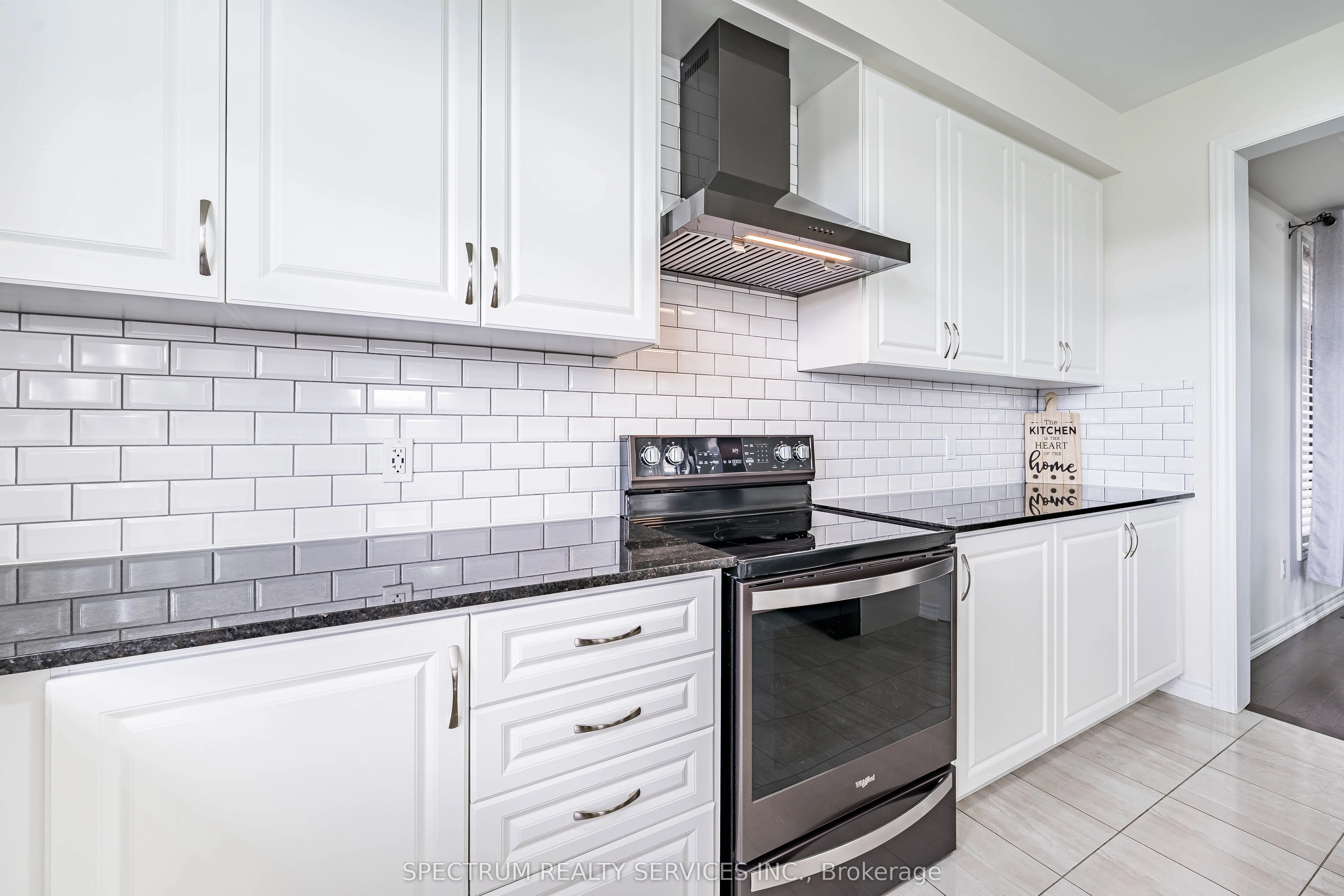 250 FERRAGINE Crescent