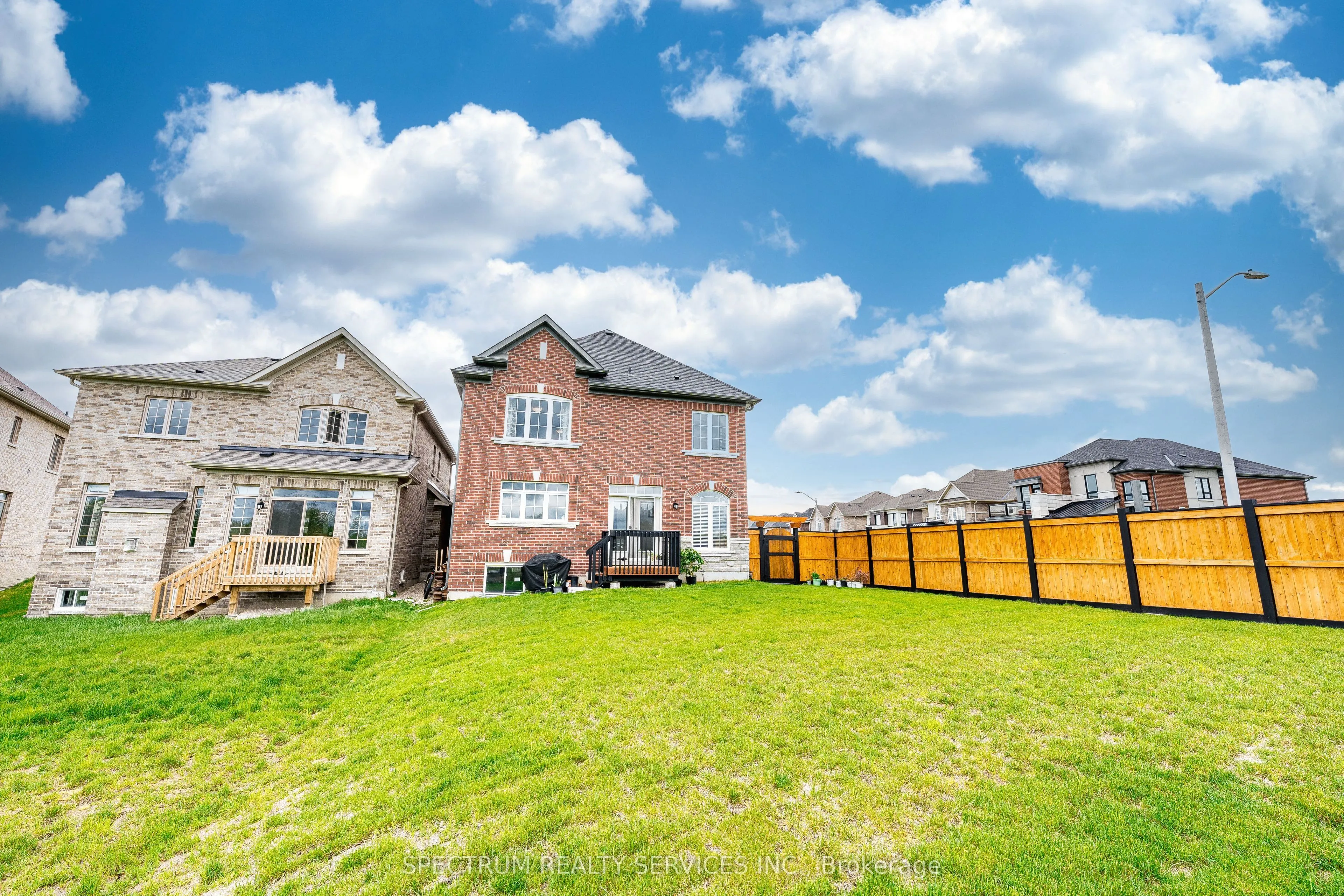 250 FERRAGINE Crescent