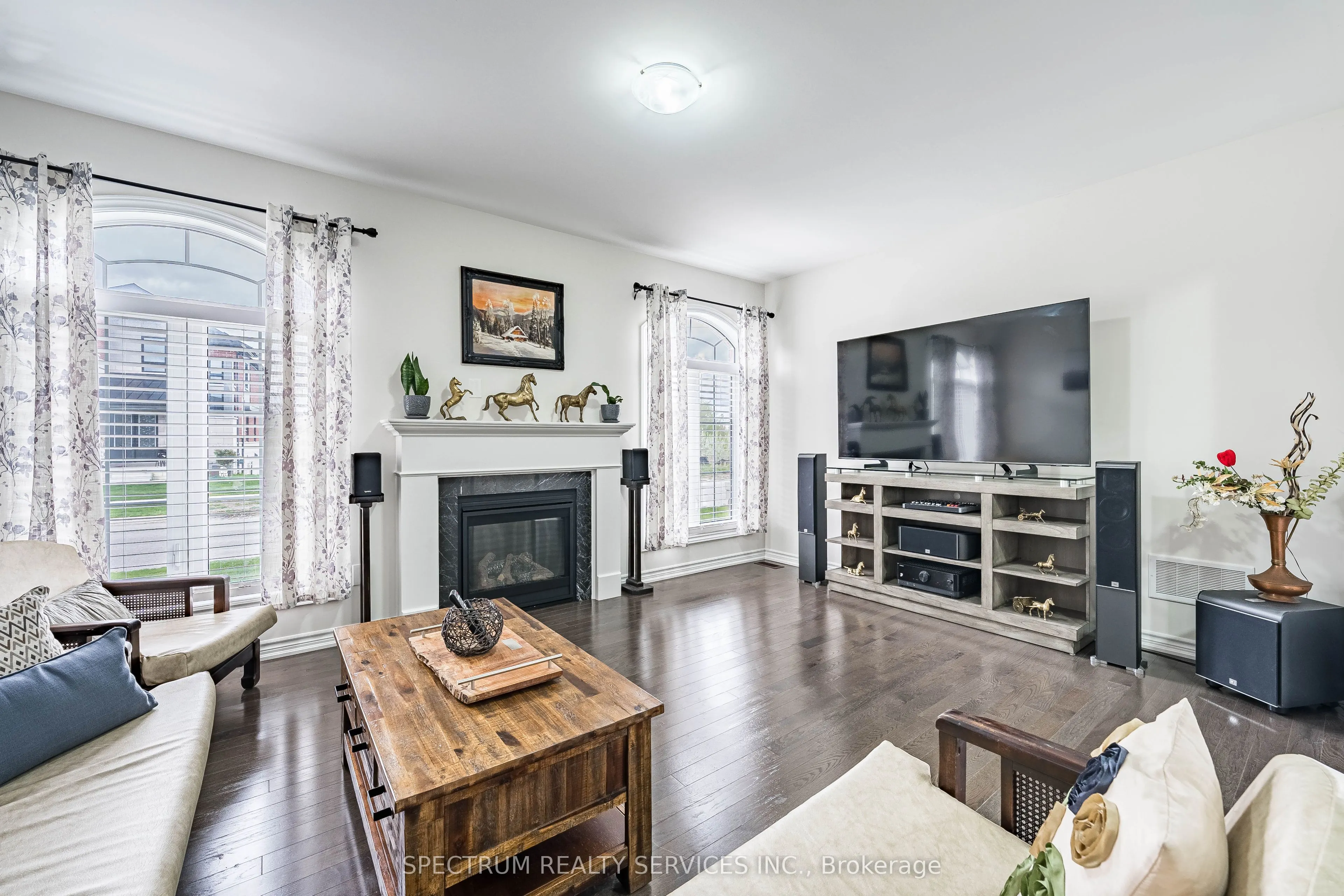 250 FERRAGINE Crescent