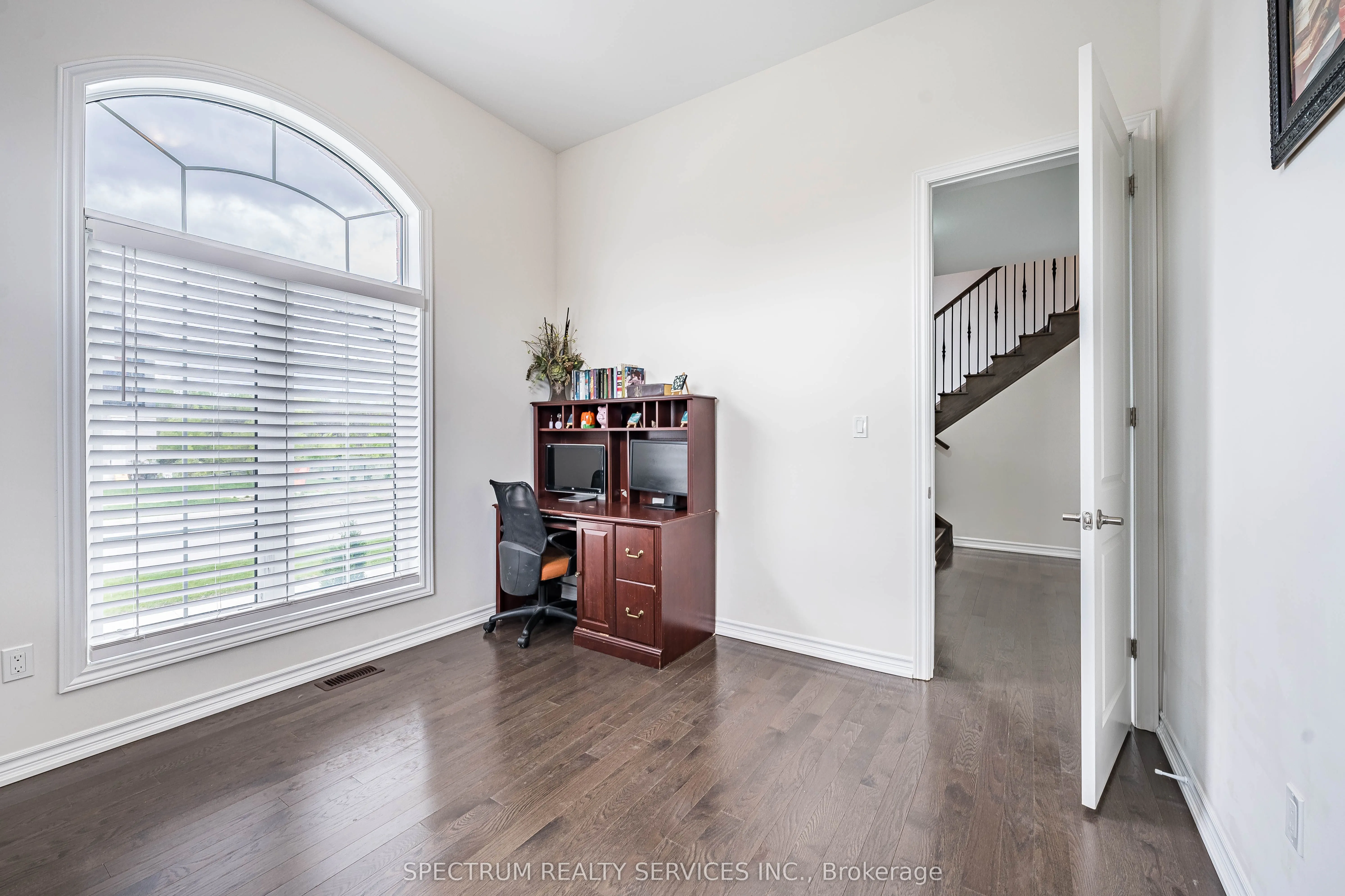 250 FERRAGINE Crescent