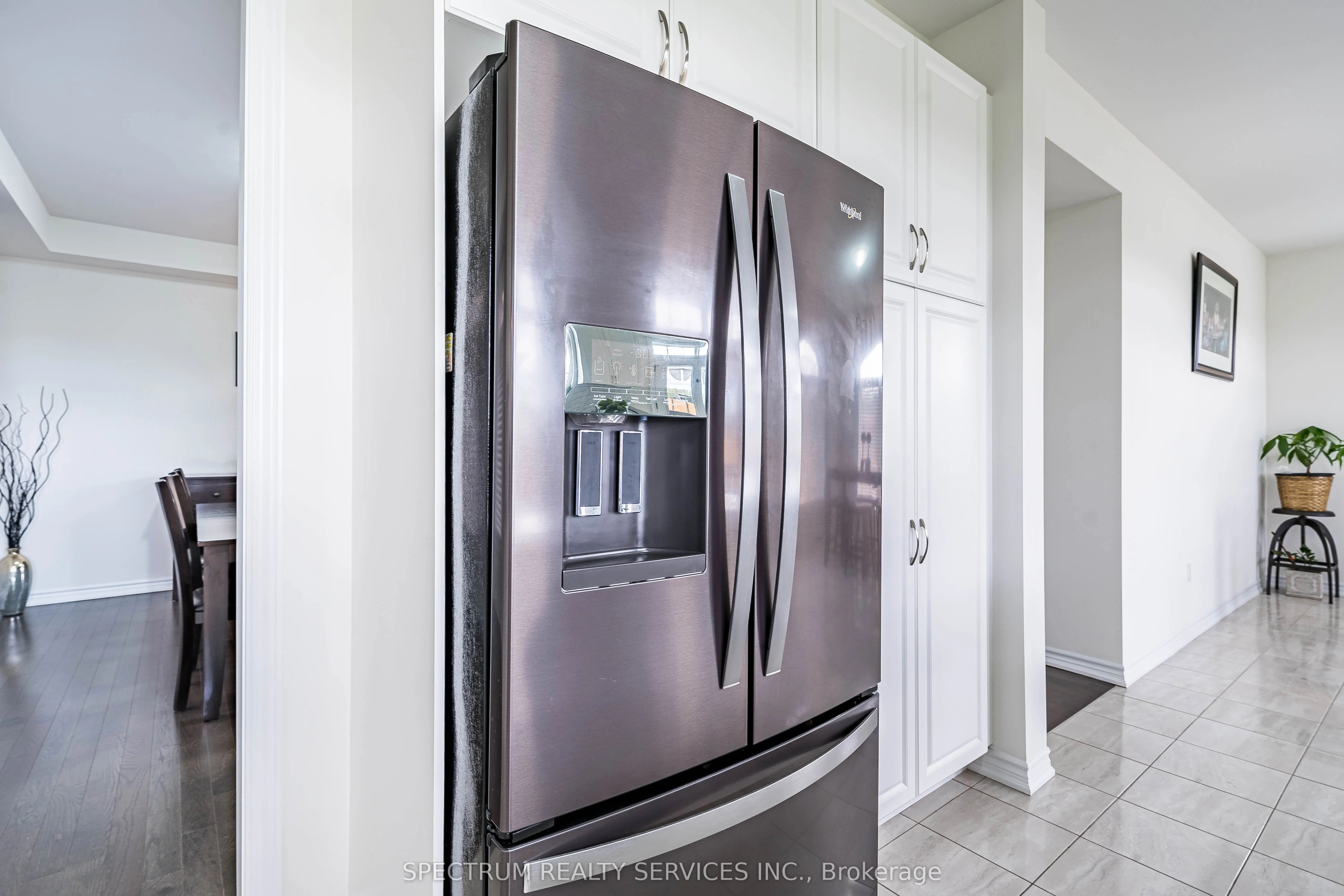 250 FERRAGINE Crescent