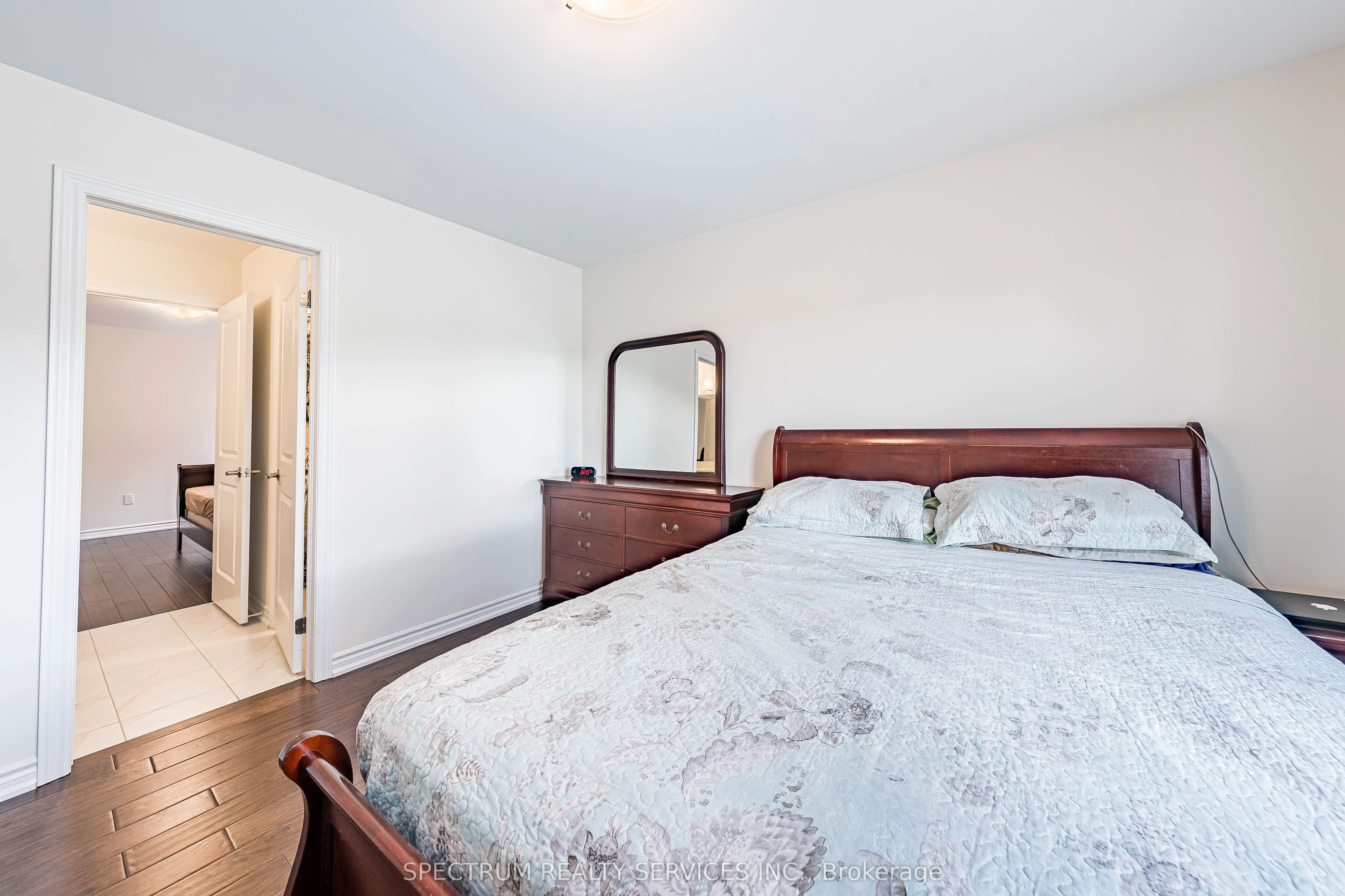 250 FERRAGINE Crescent