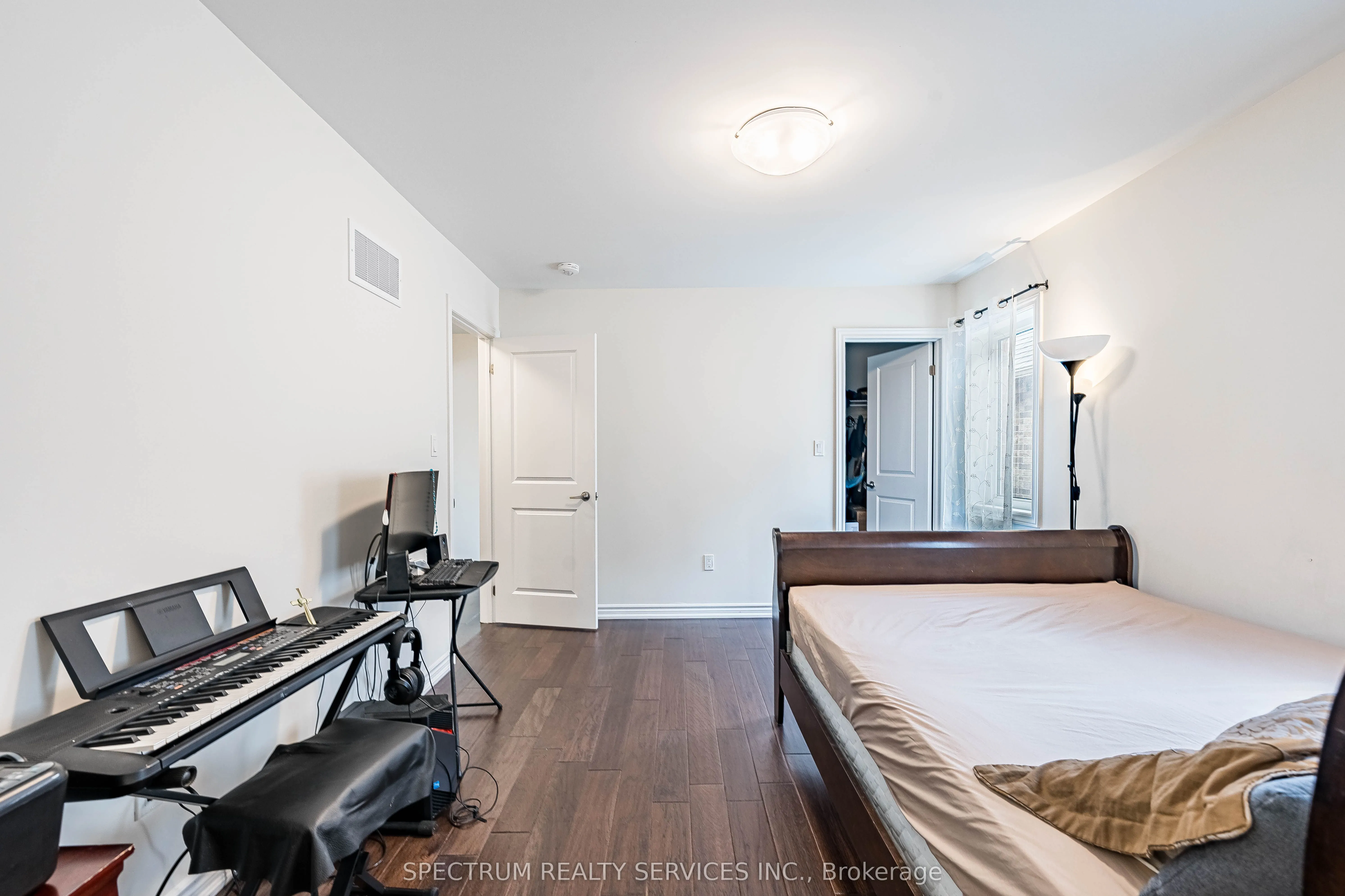 250 FERRAGINE Crescent