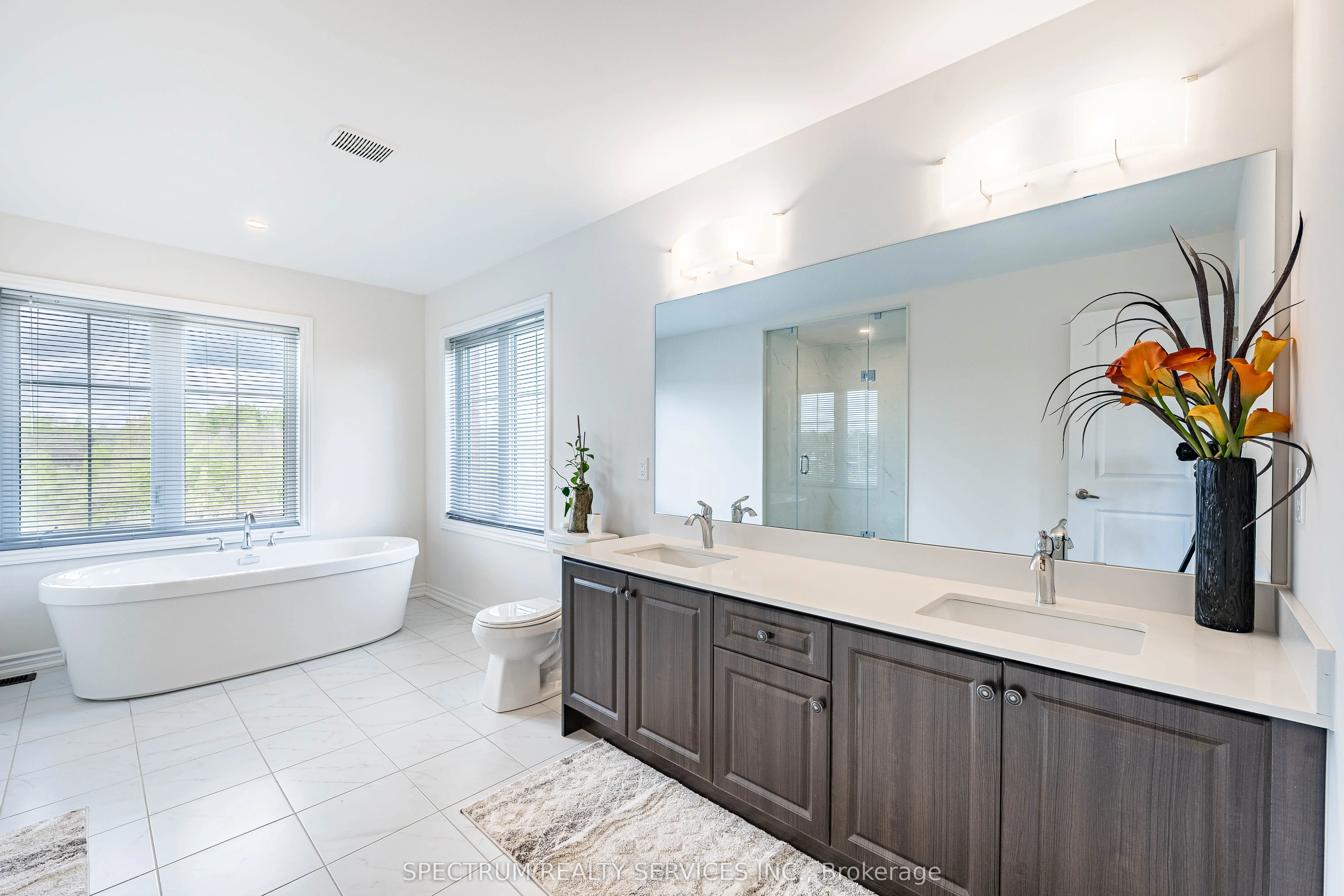 250 FERRAGINE Crescent
