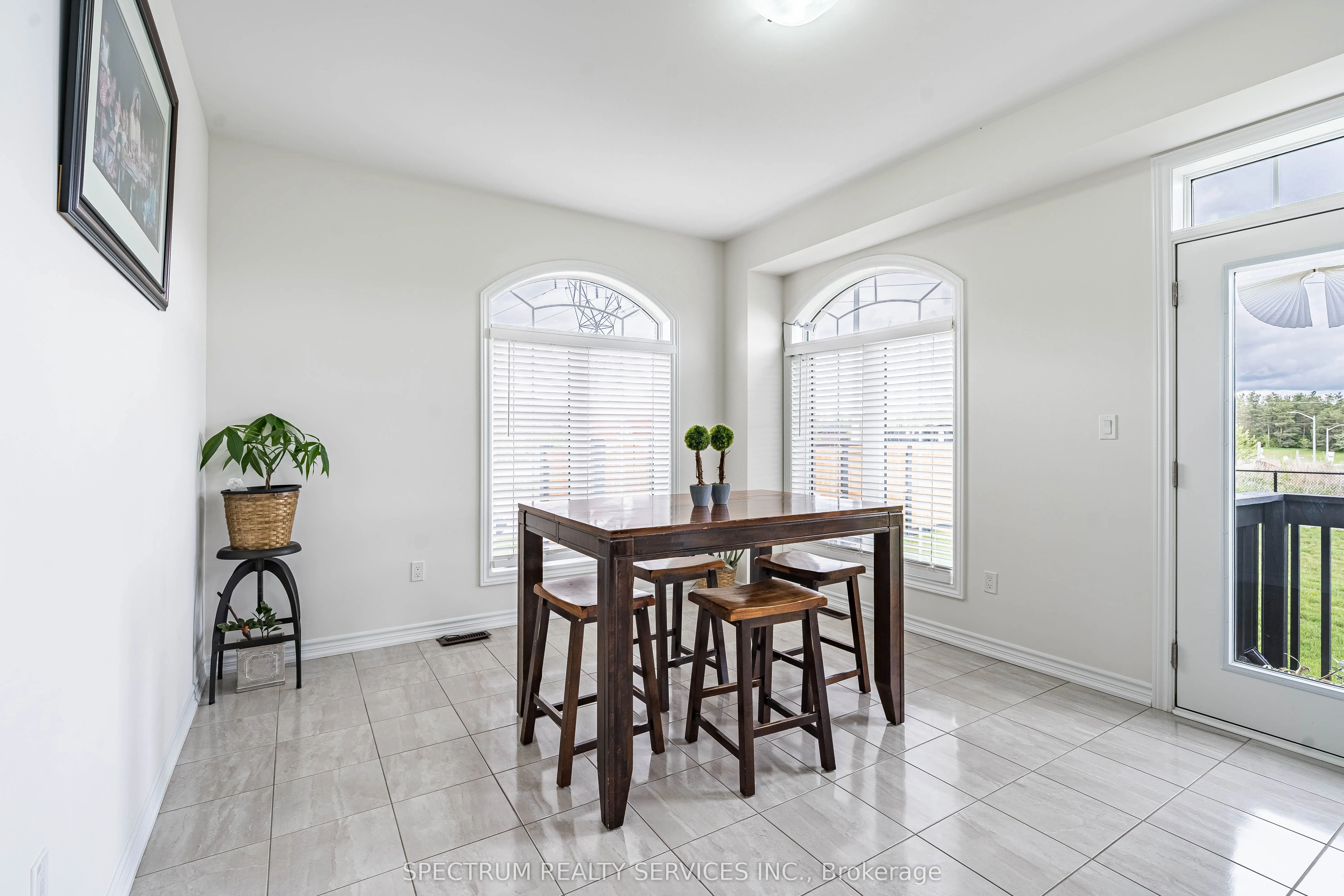250 FERRAGINE Crescent