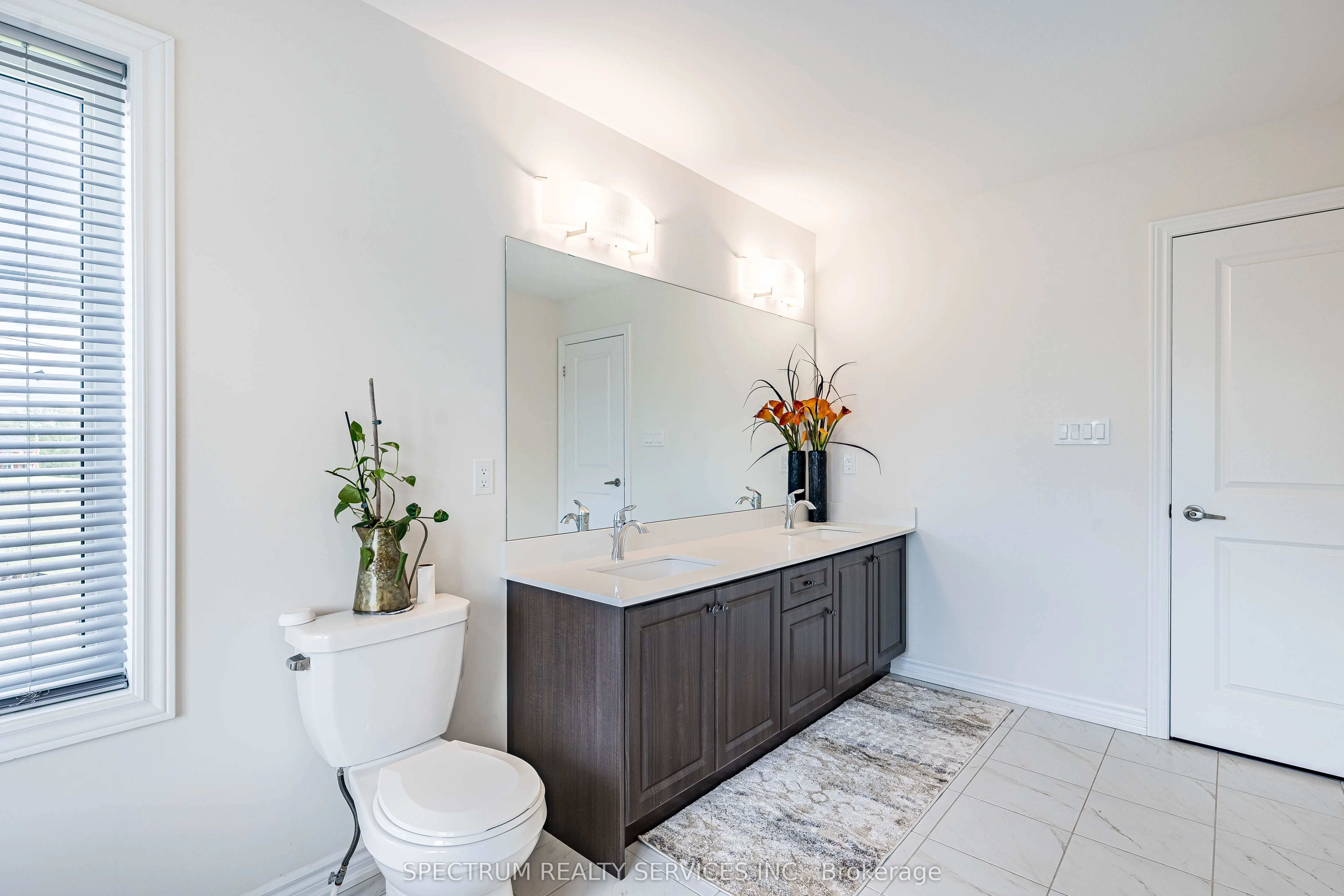 250 FERRAGINE Crescent