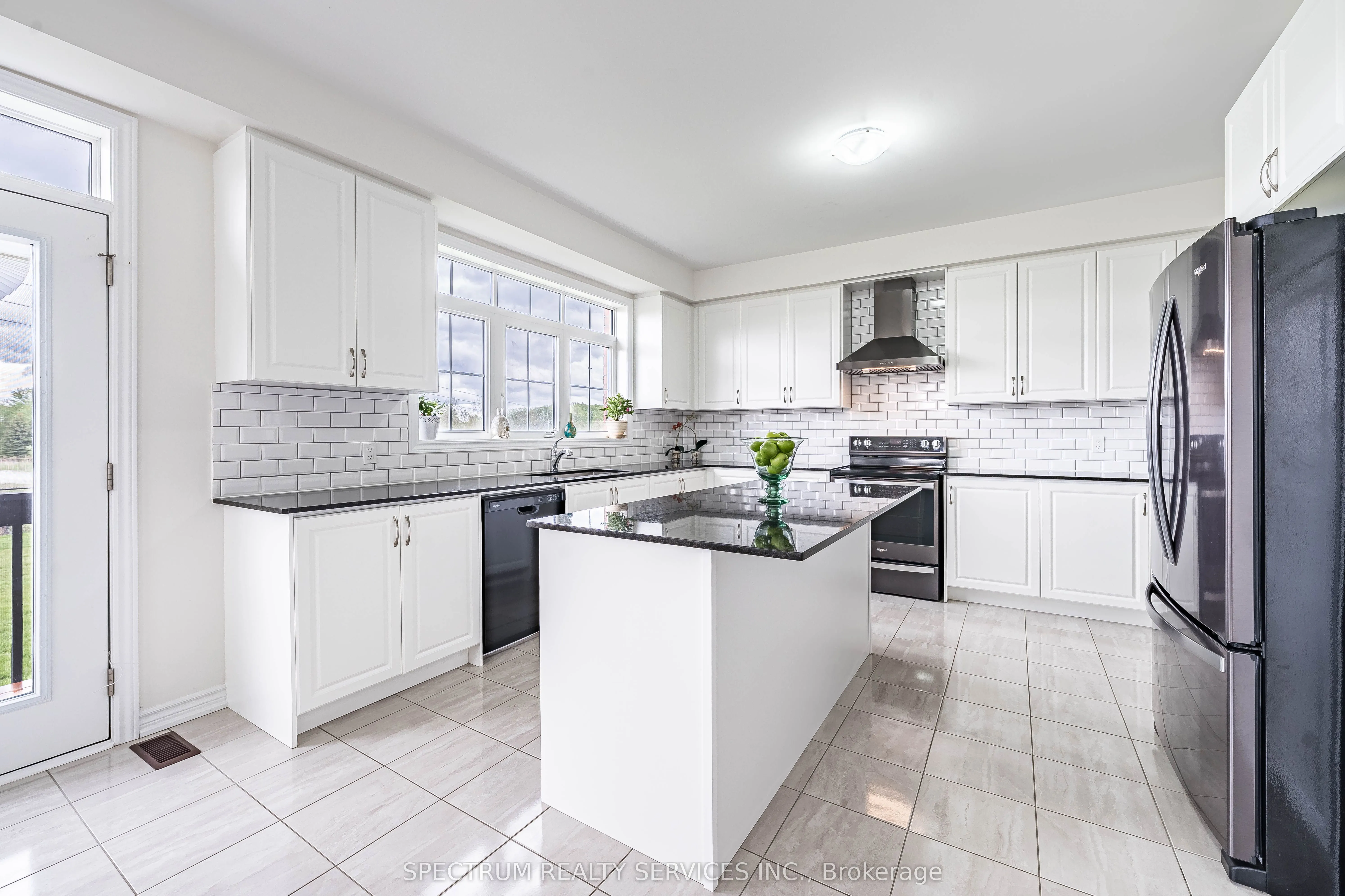 250 FERRAGINE Crescent