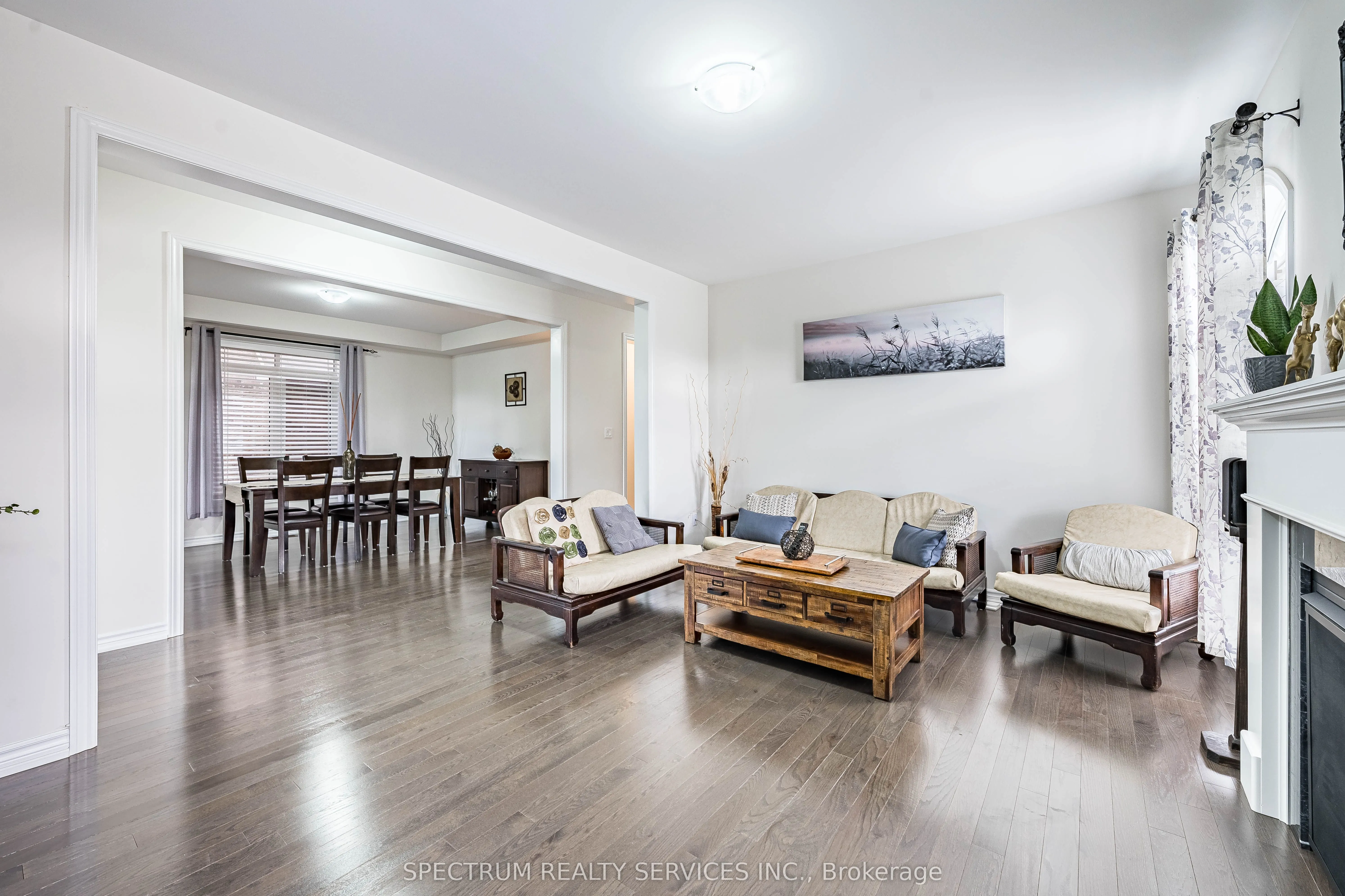 250 FERRAGINE Crescent