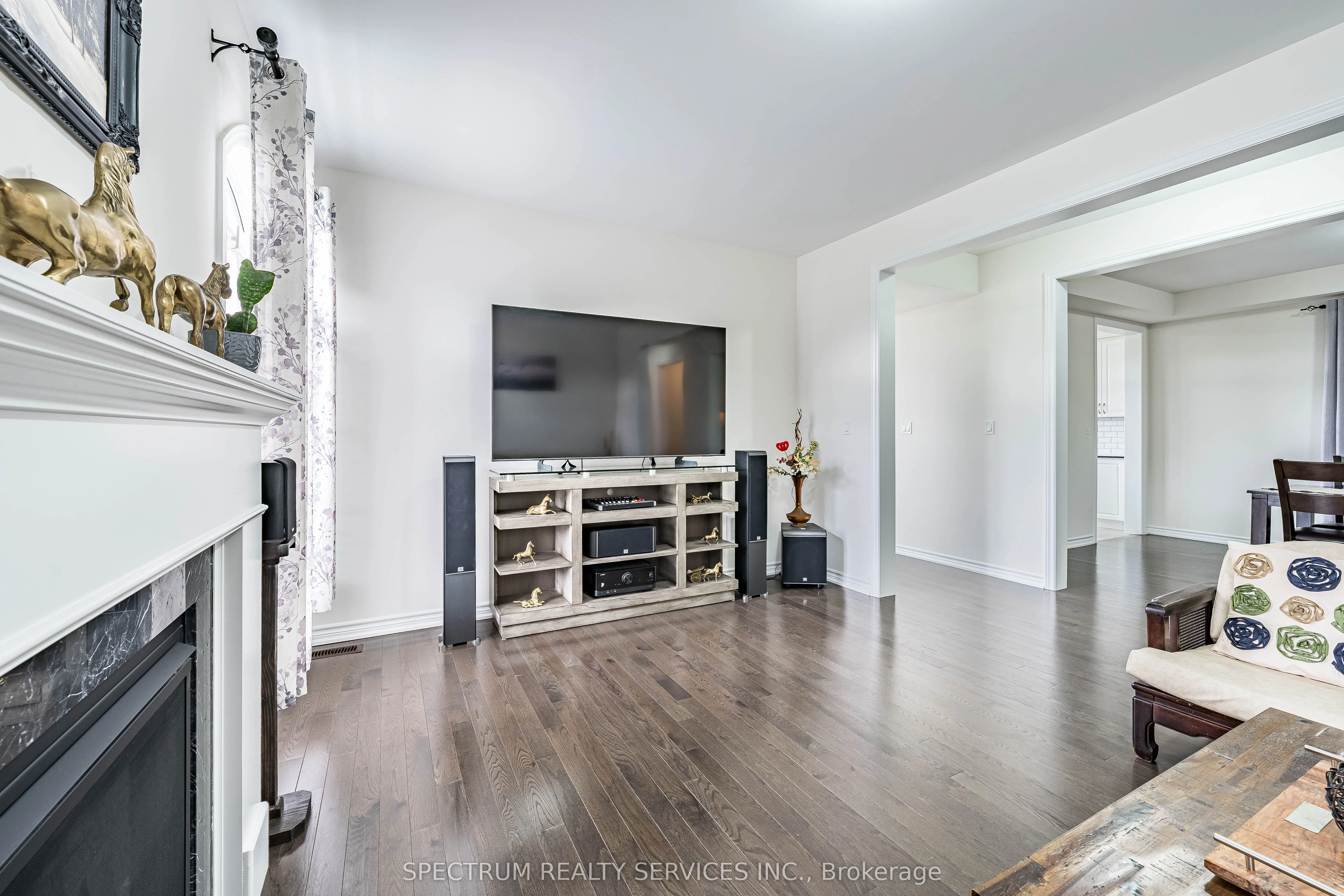 250 FERRAGINE Crescent