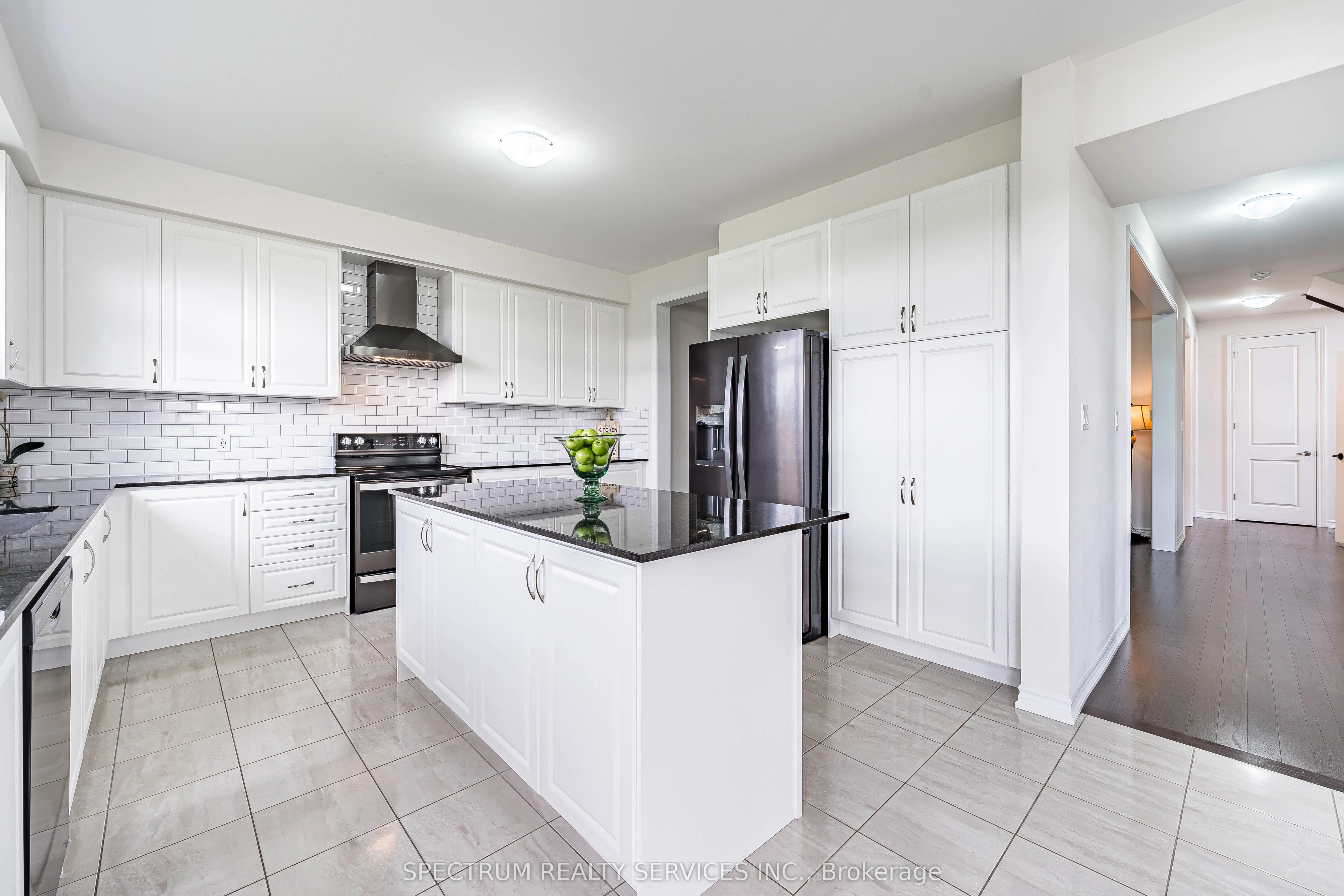 250 FERRAGINE Crescent