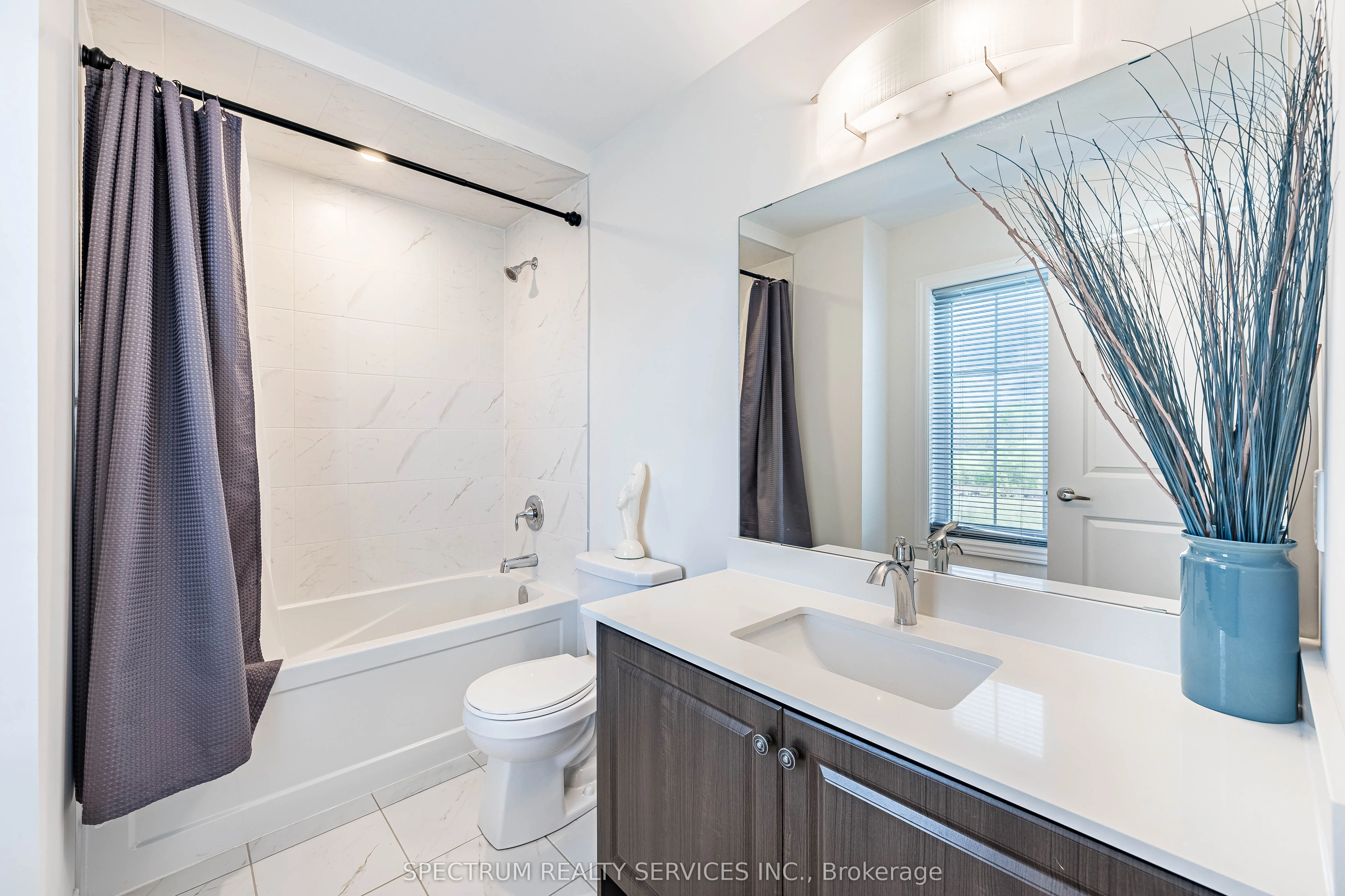 250 FERRAGINE Crescent