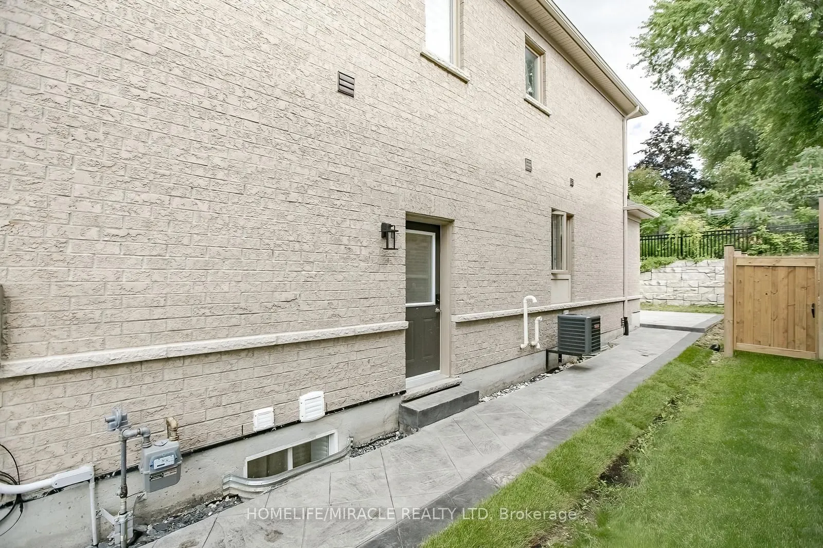 131 Kingsmere Crescent