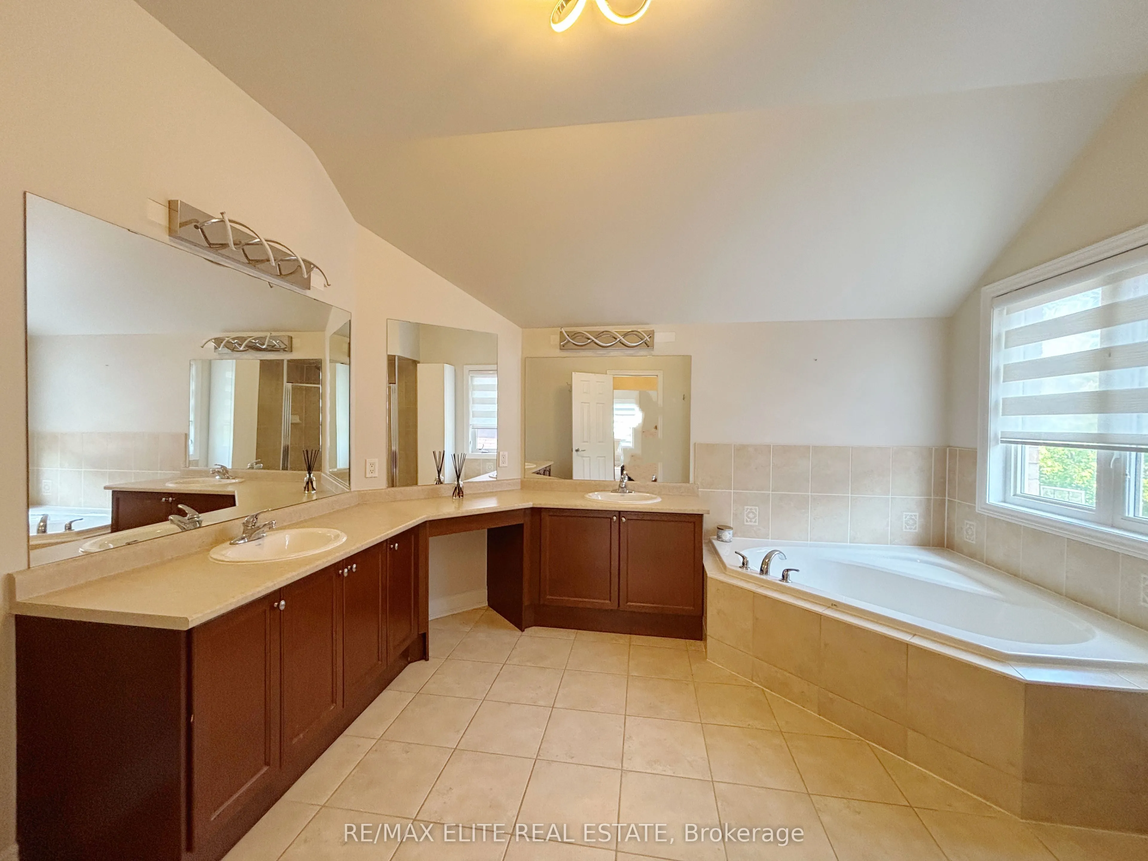 1069 Nellie Little Crescent