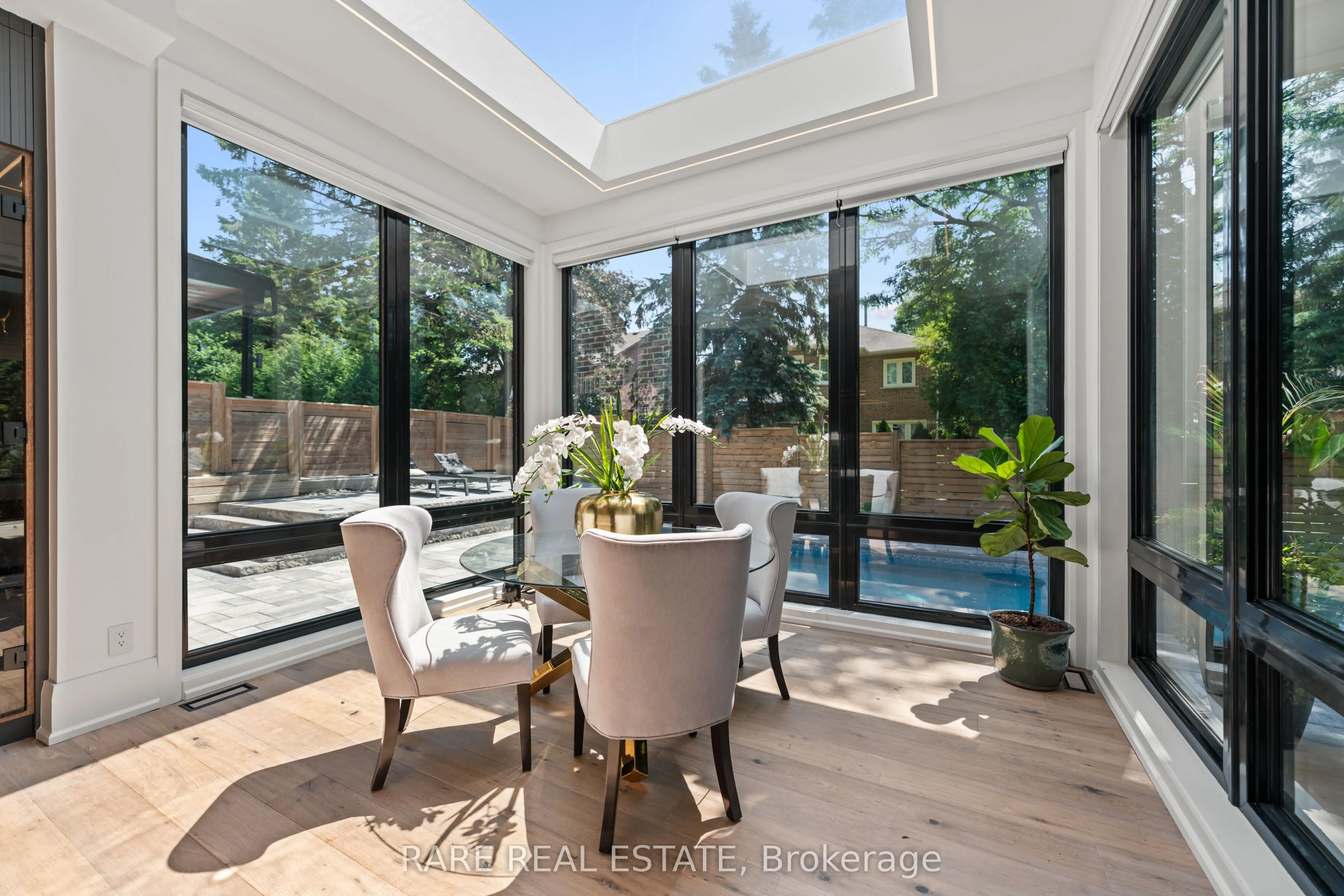 211 Kennedy Street W