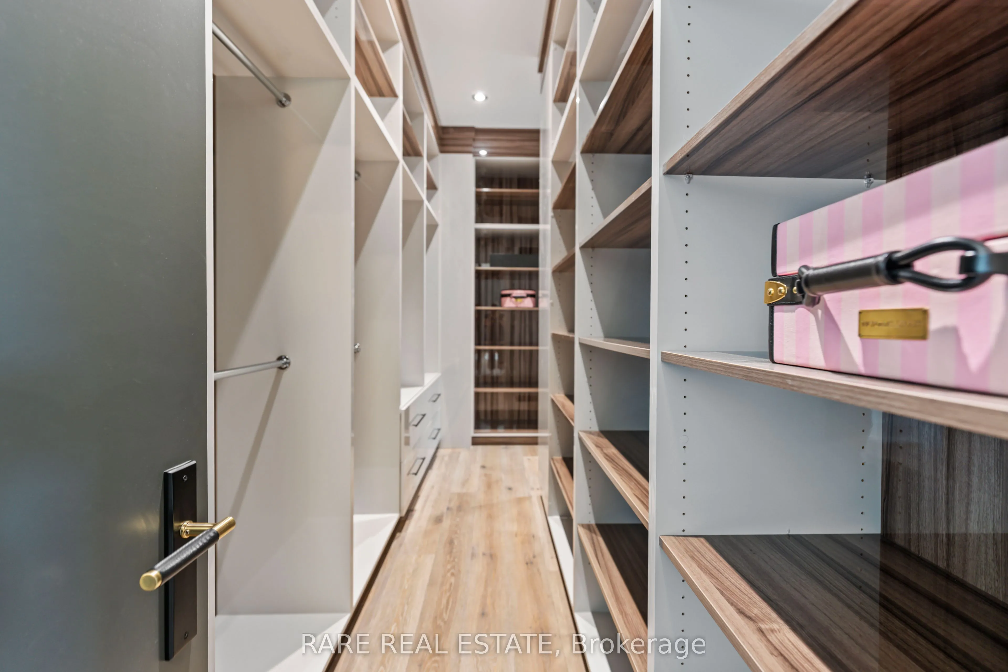 211 Kennedy Street W