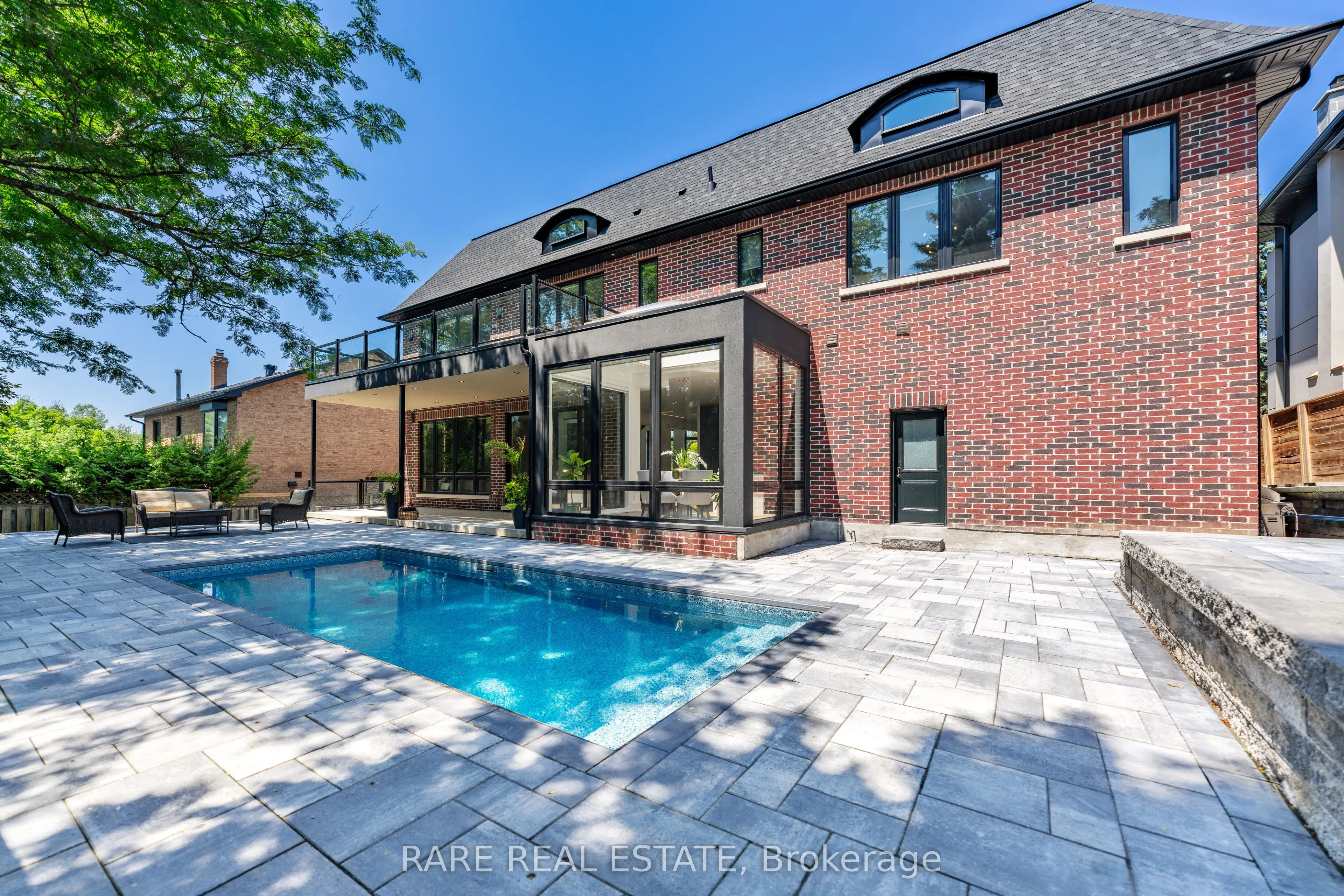 211 Kennedy Street W