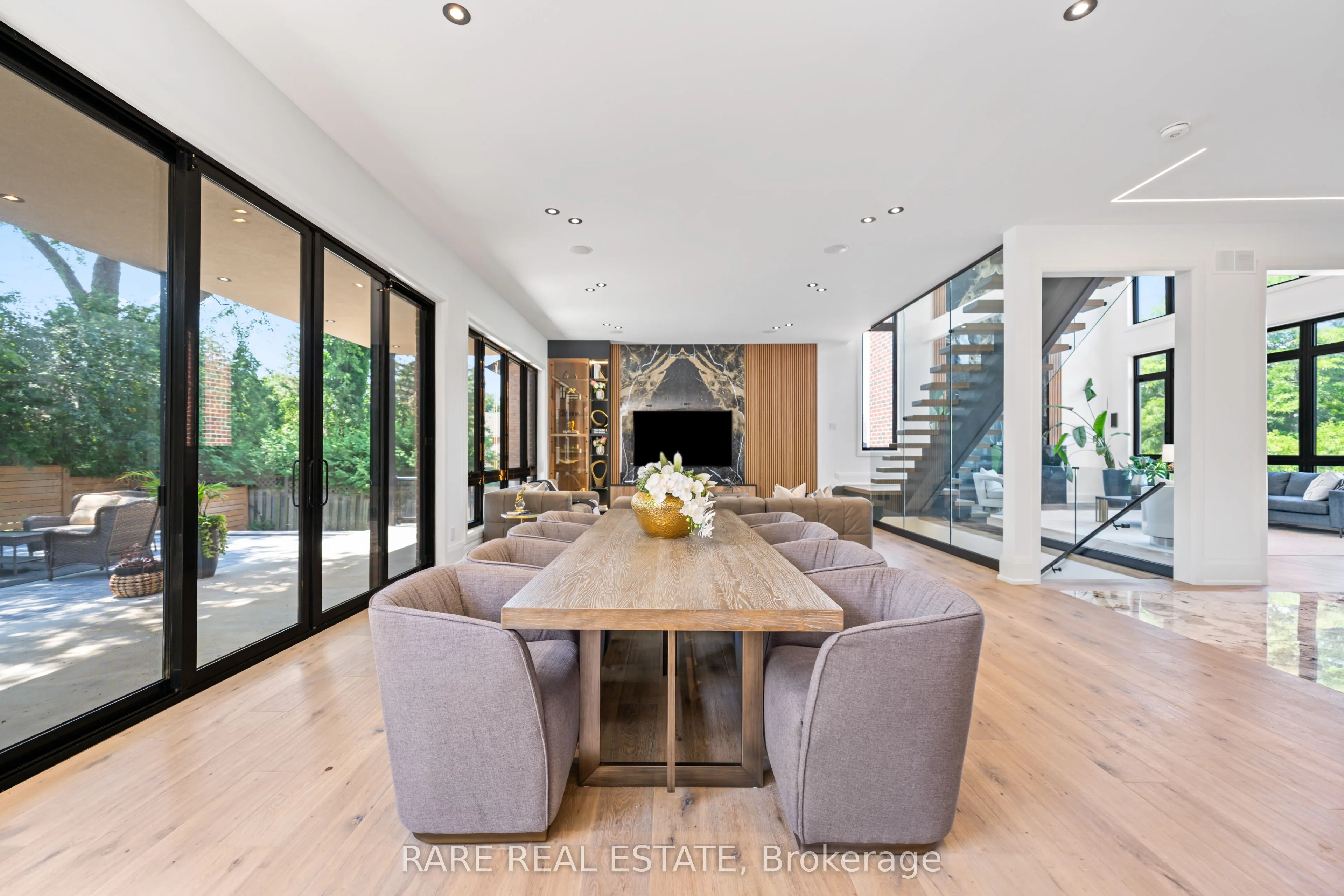 211 Kennedy Street W