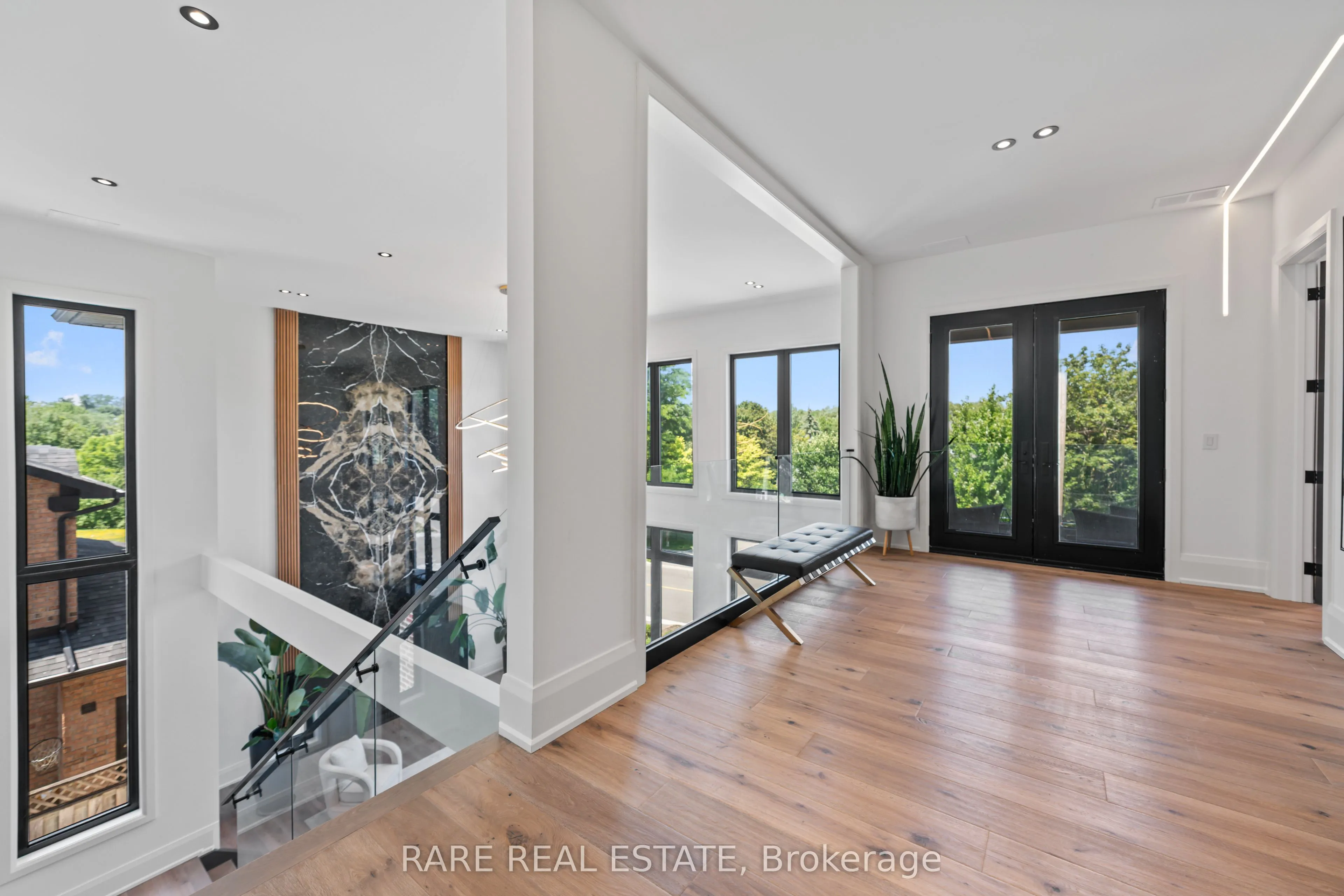 211 Kennedy Street W