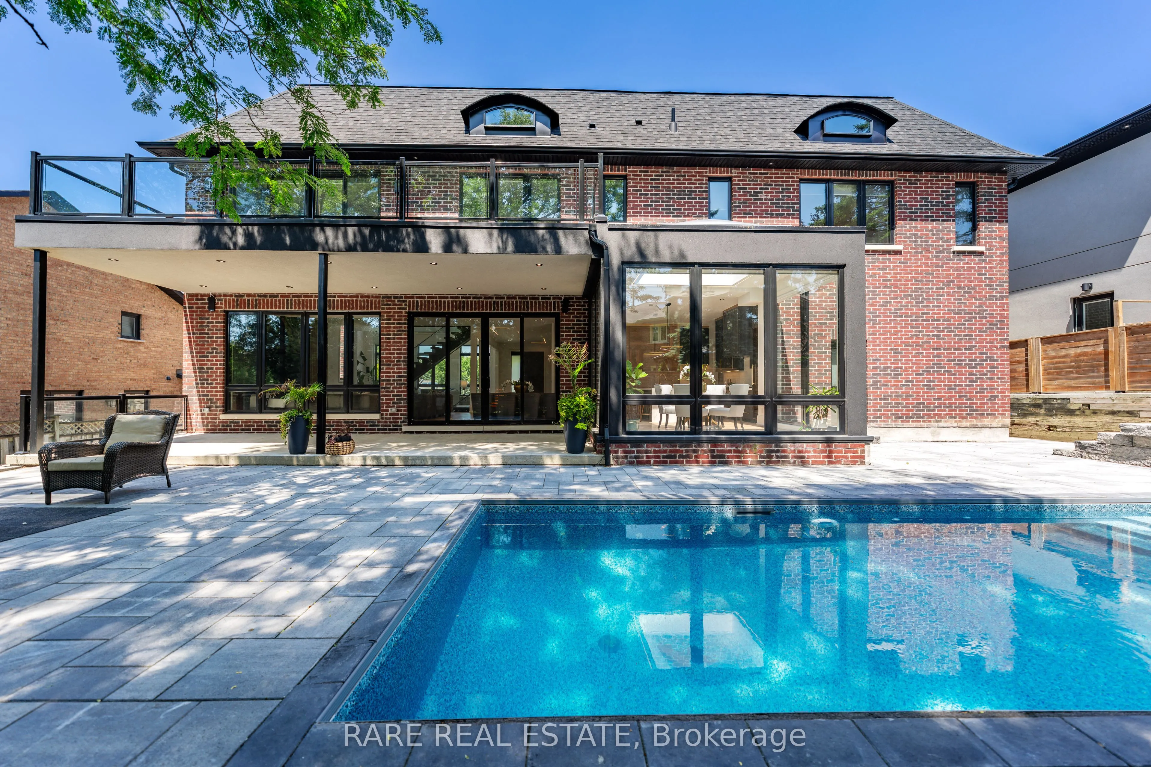 211 Kennedy Street W