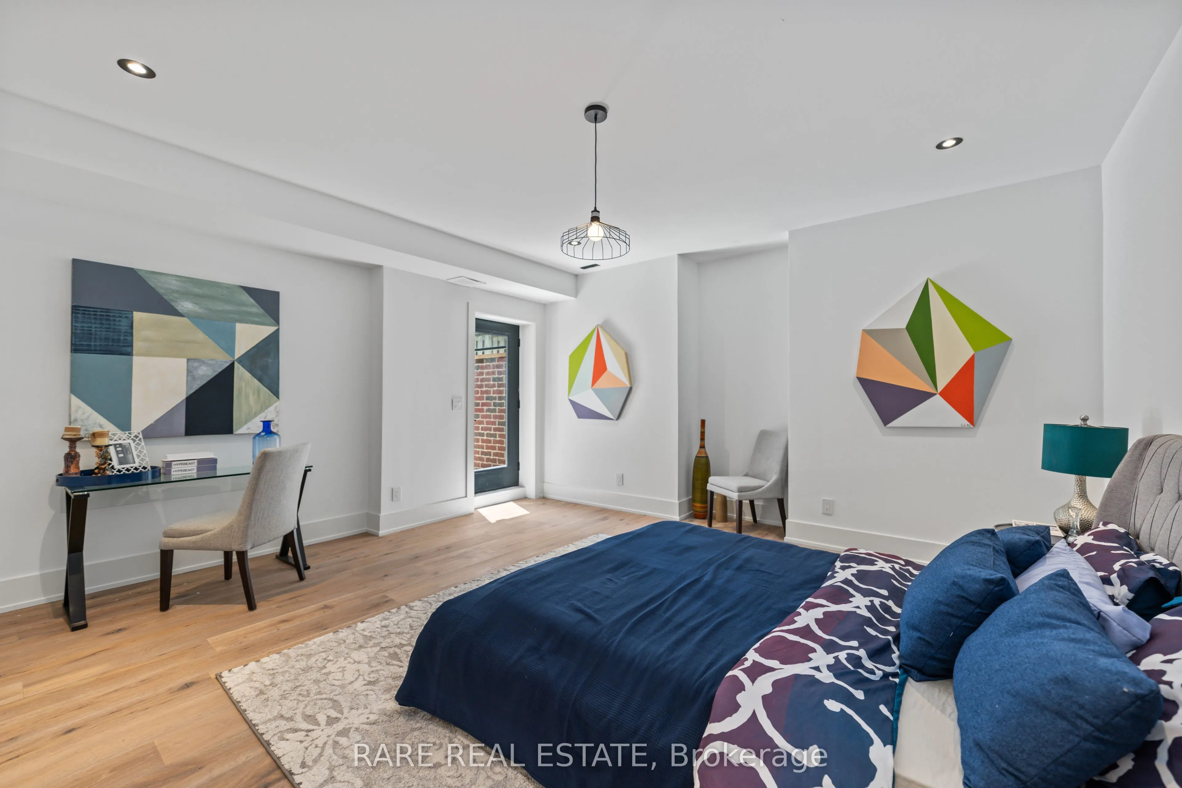 211 Kennedy Street W