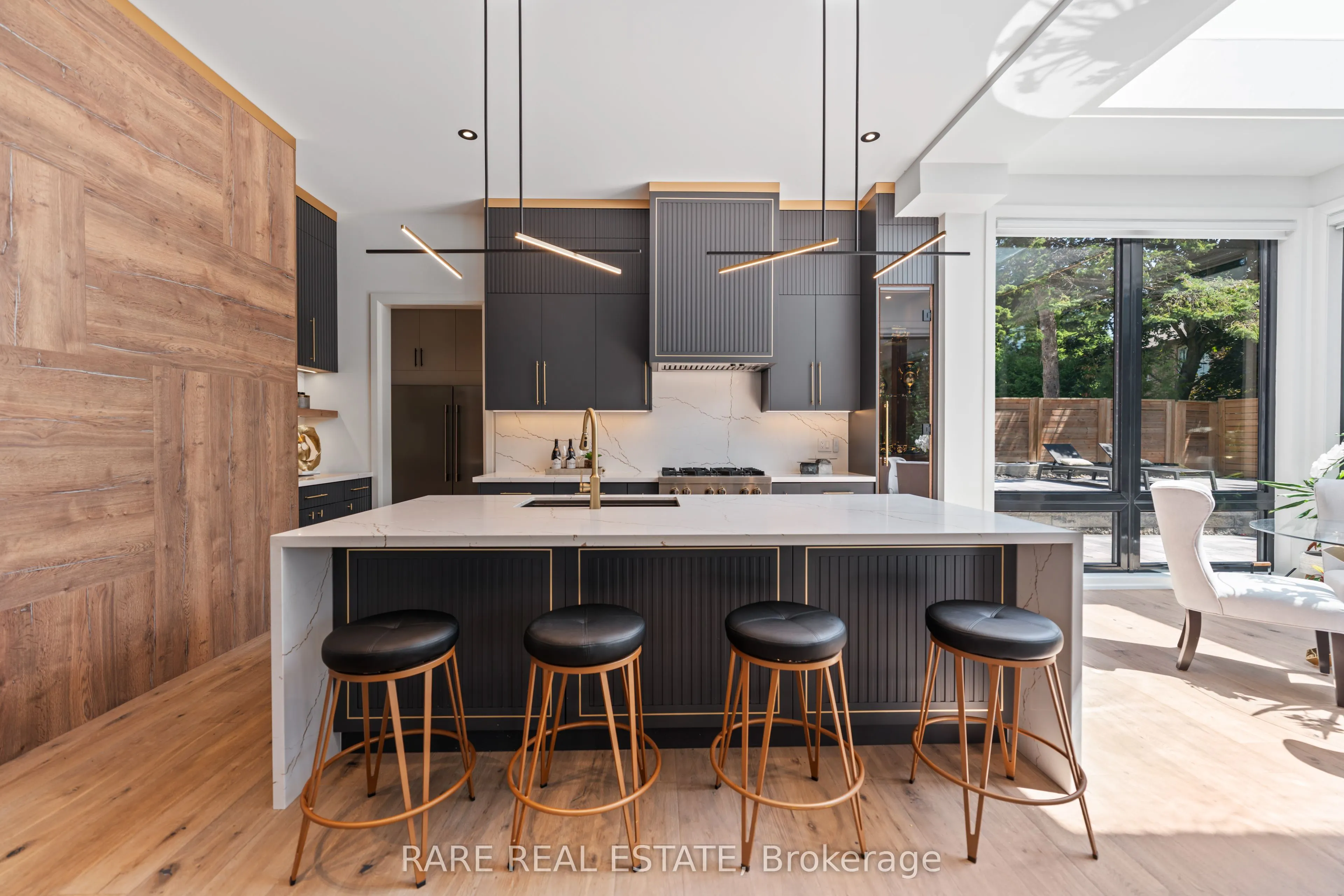 211 Kennedy Street W
