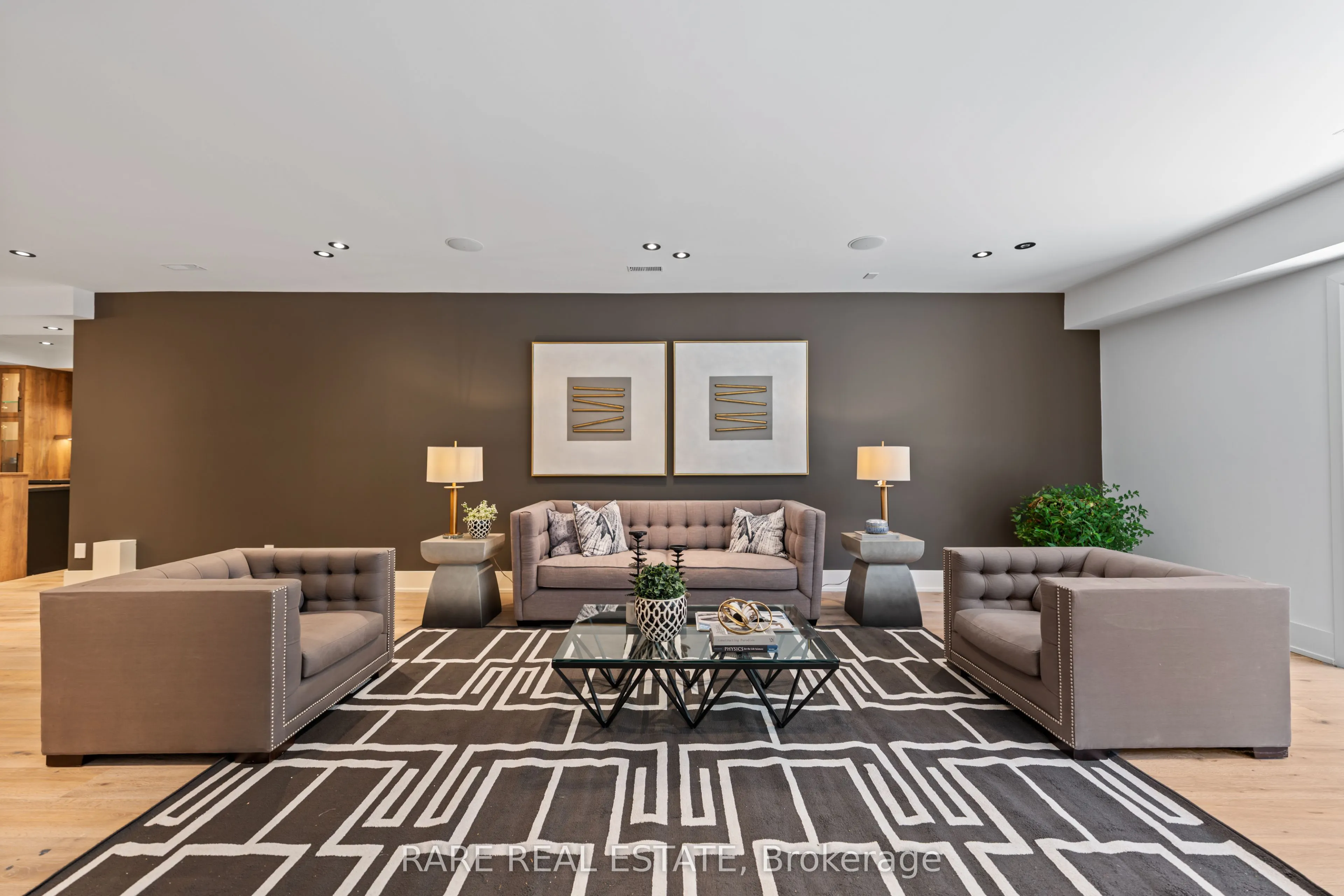 211 Kennedy Street W
