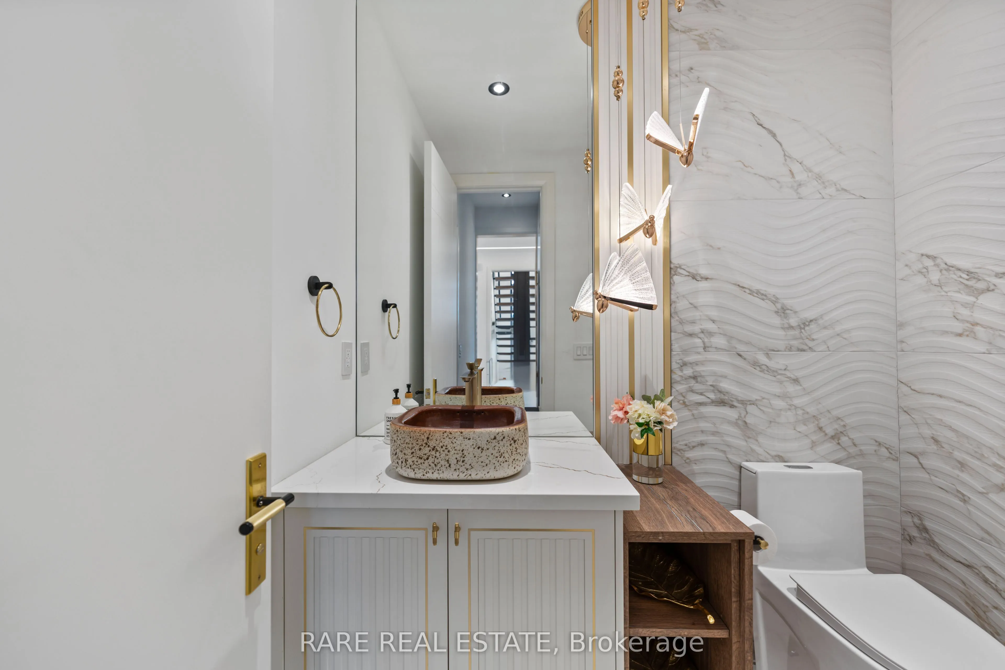 211 Kennedy Street W