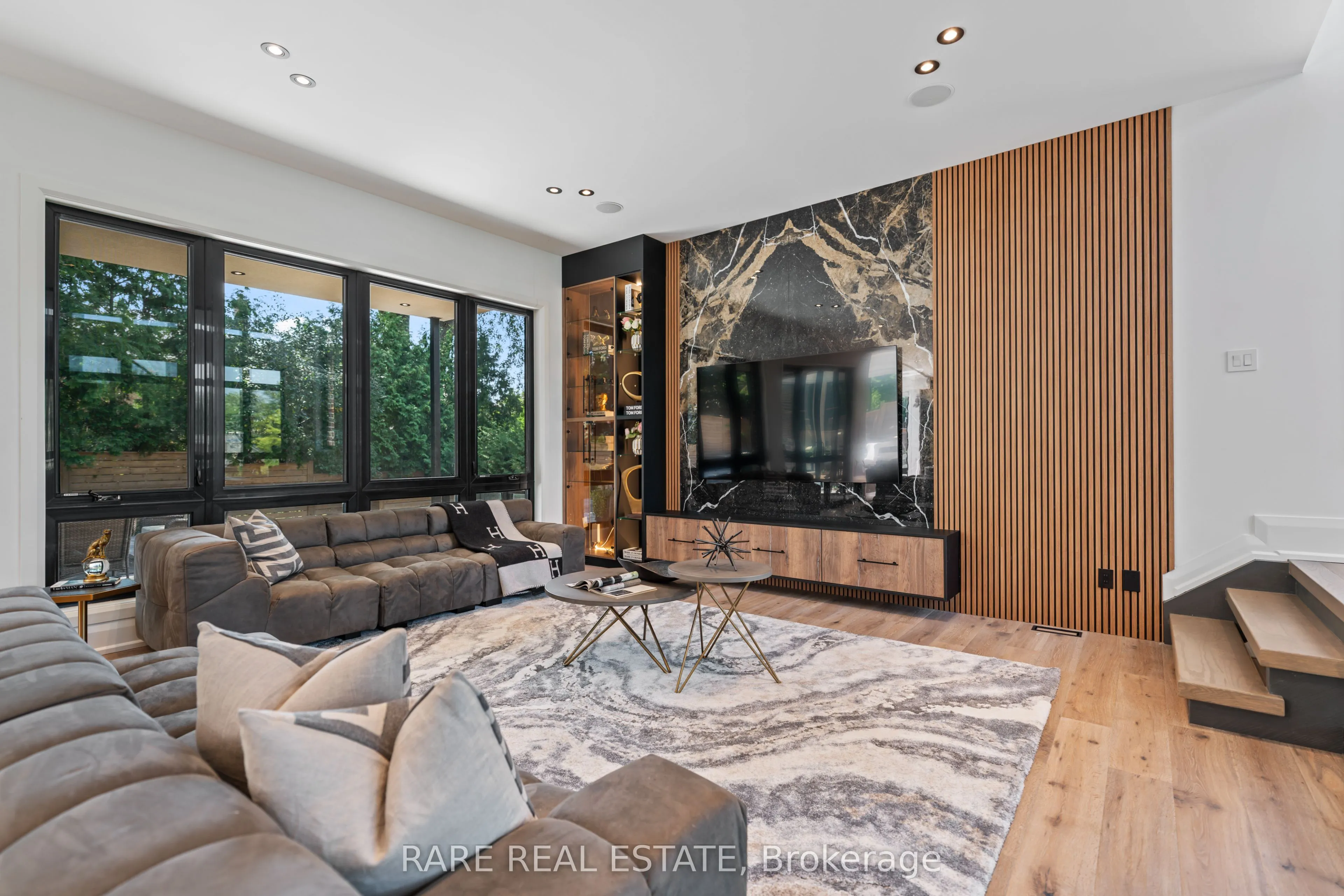 211 Kennedy Street W