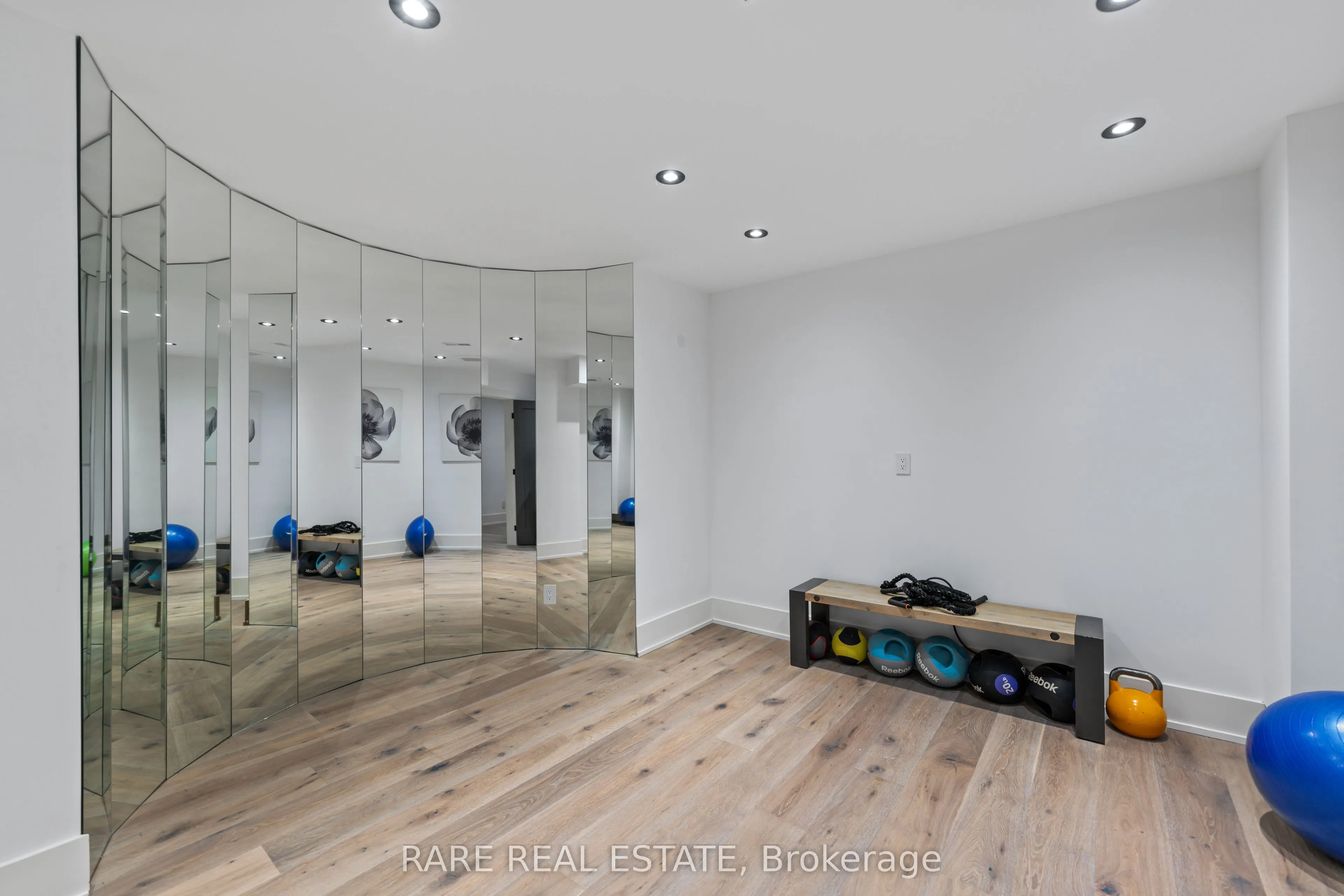 211 Kennedy Street W