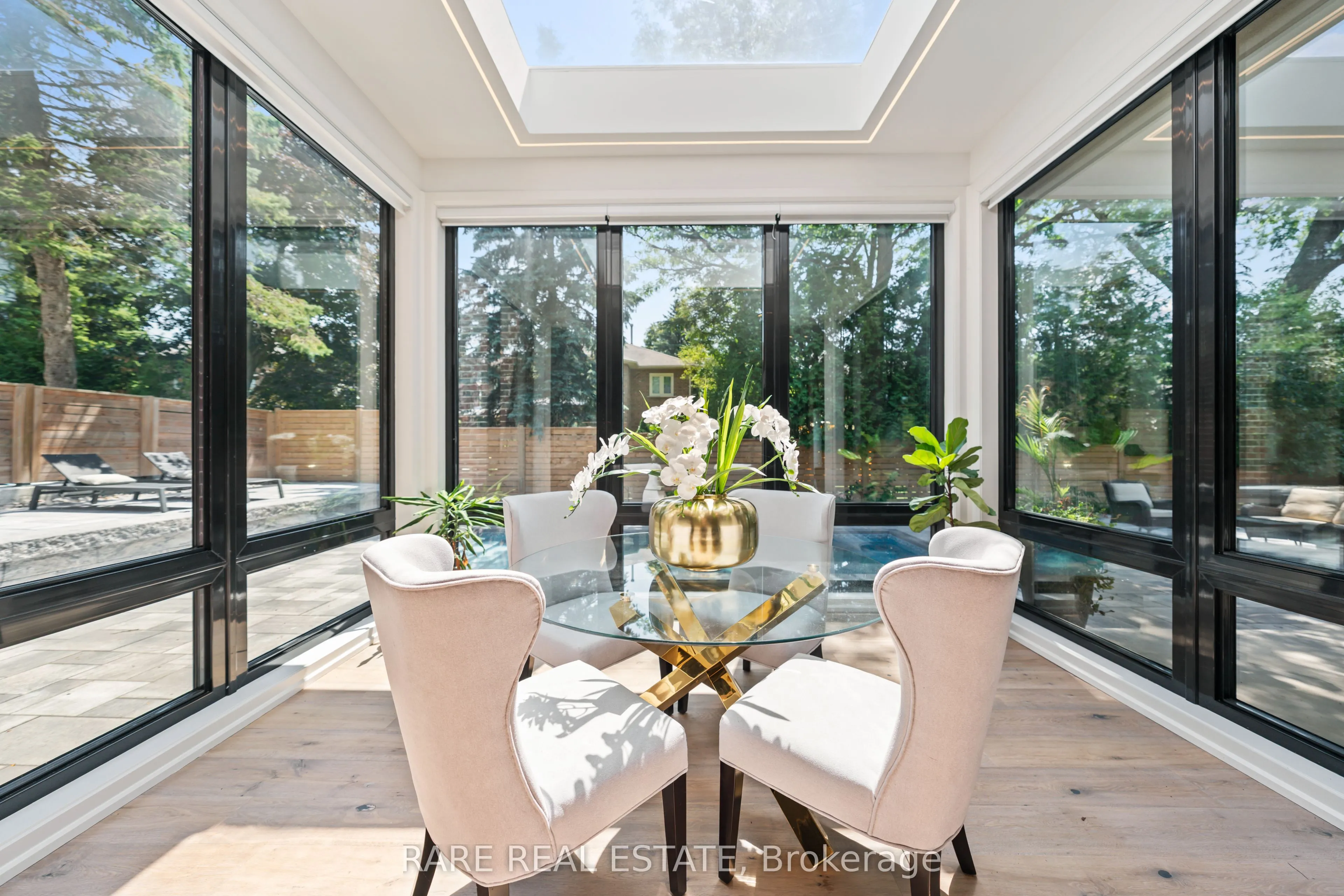 211 Kennedy Street W