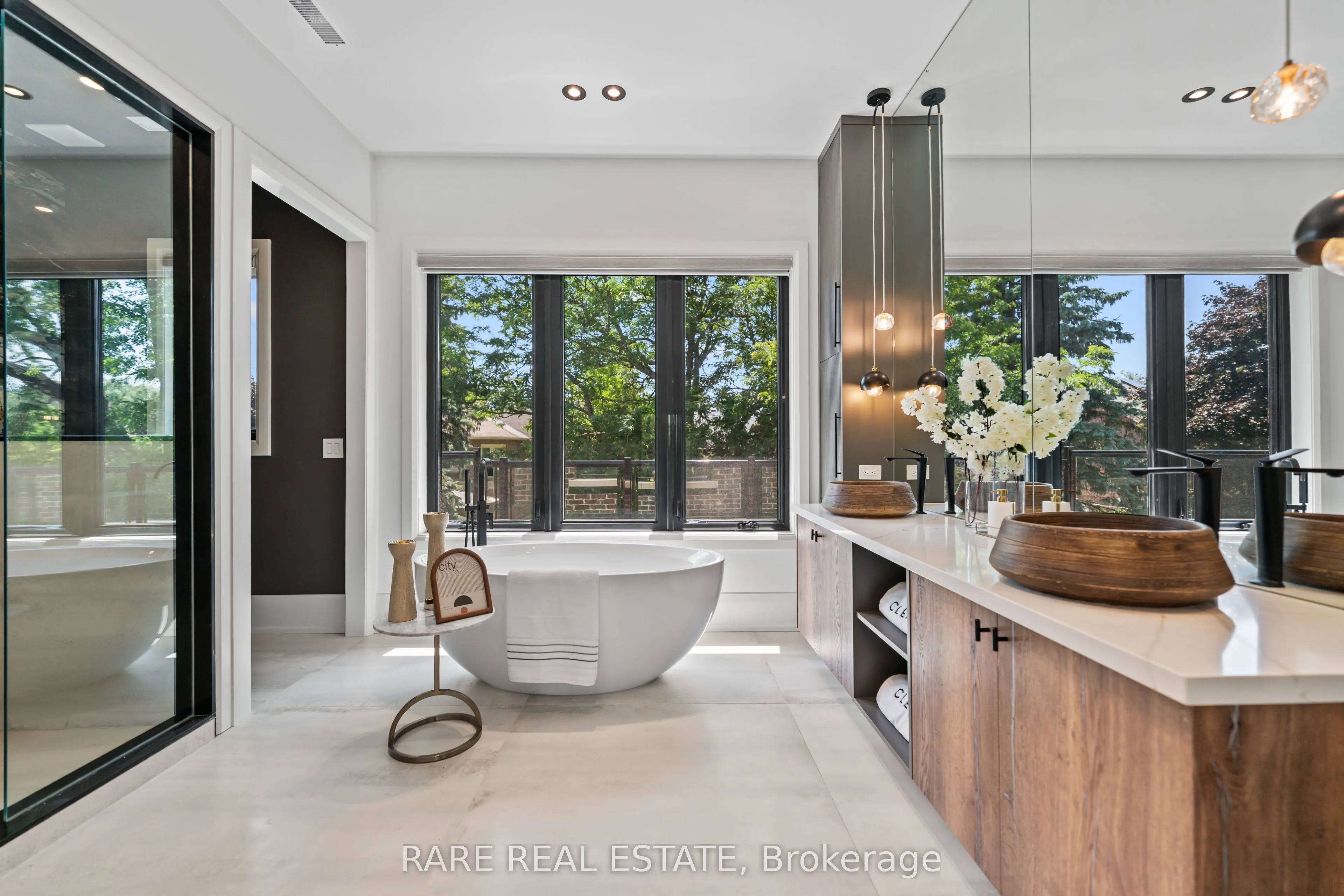 211 Kennedy Street W