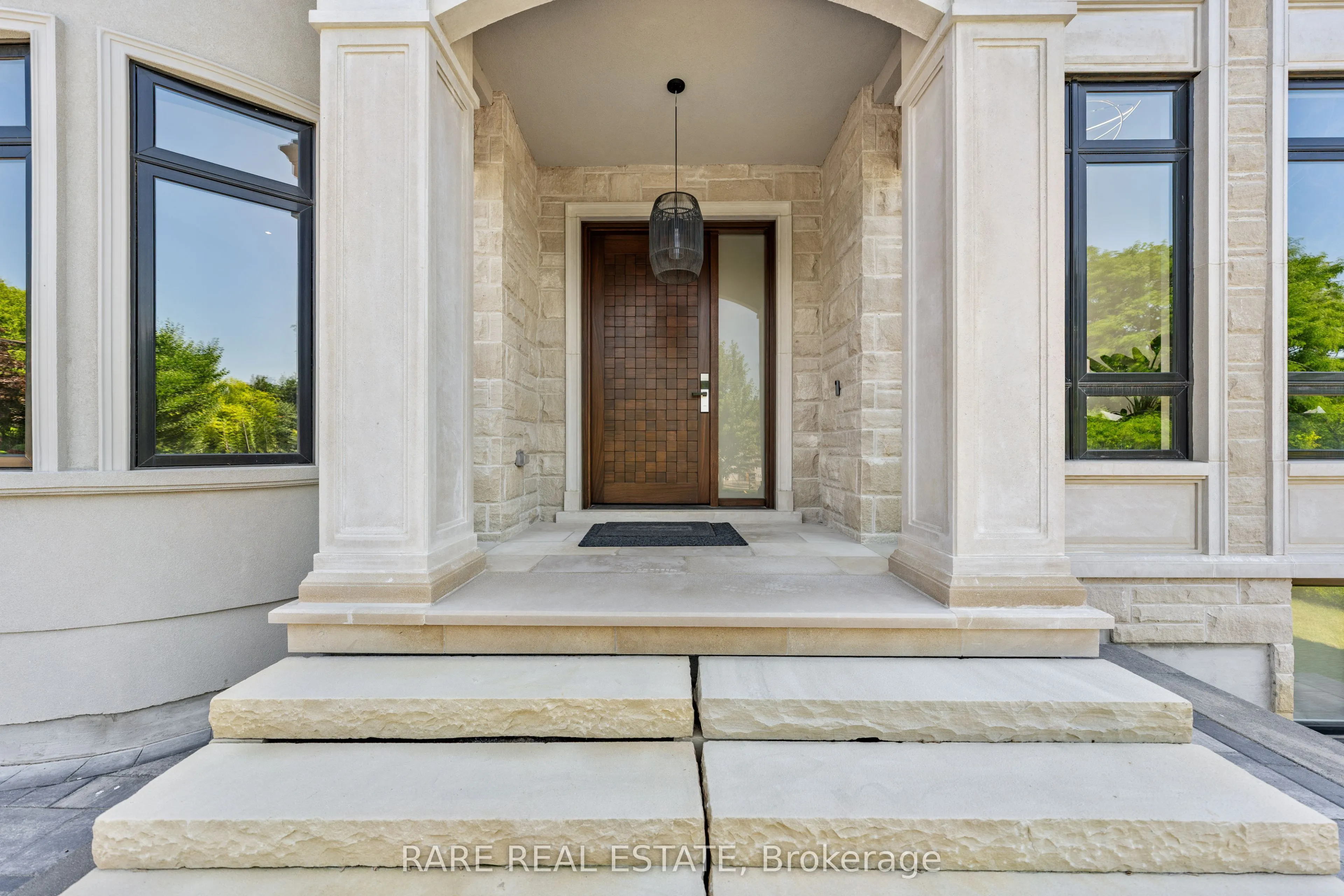 211 Kennedy Street W