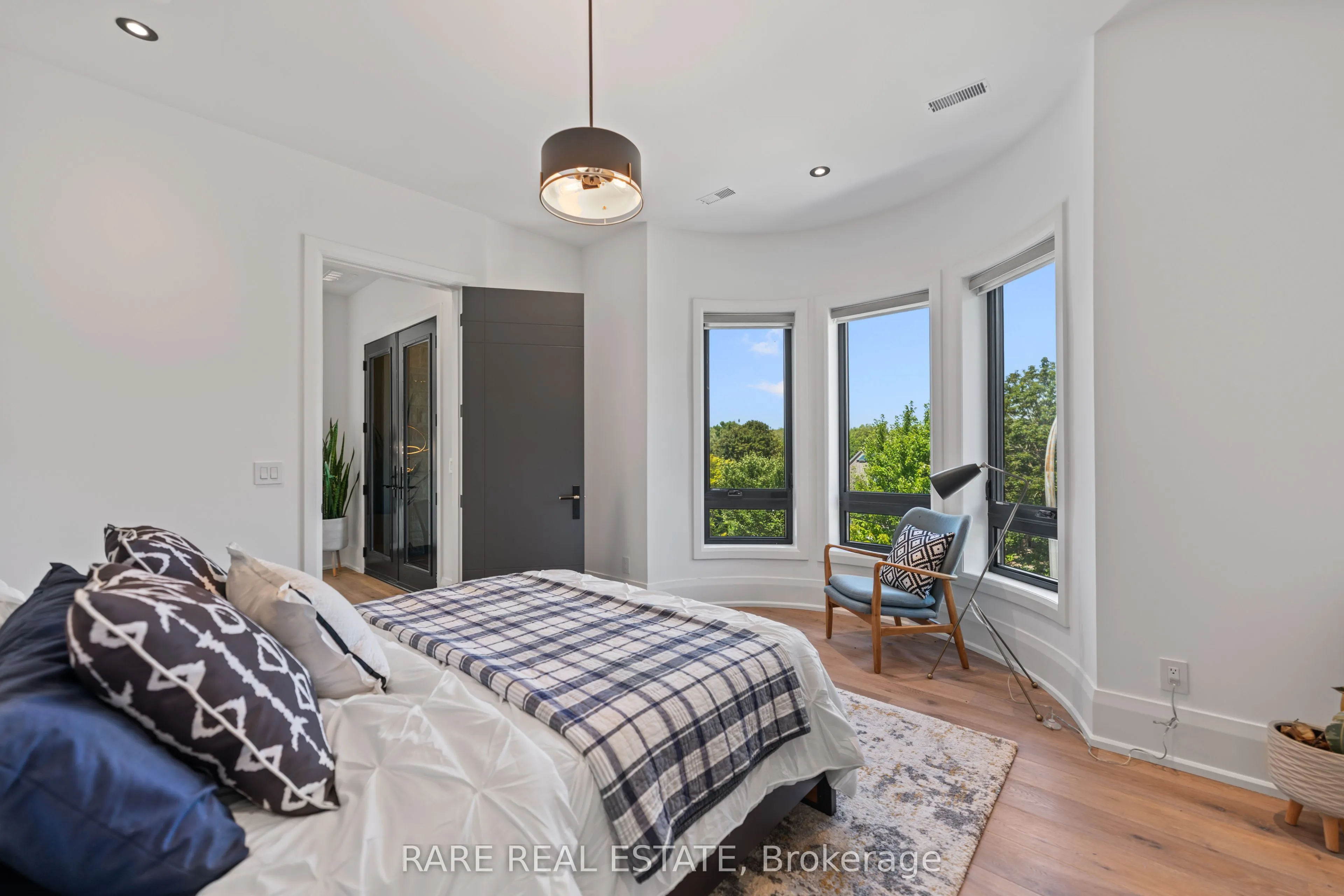 211 Kennedy Street W