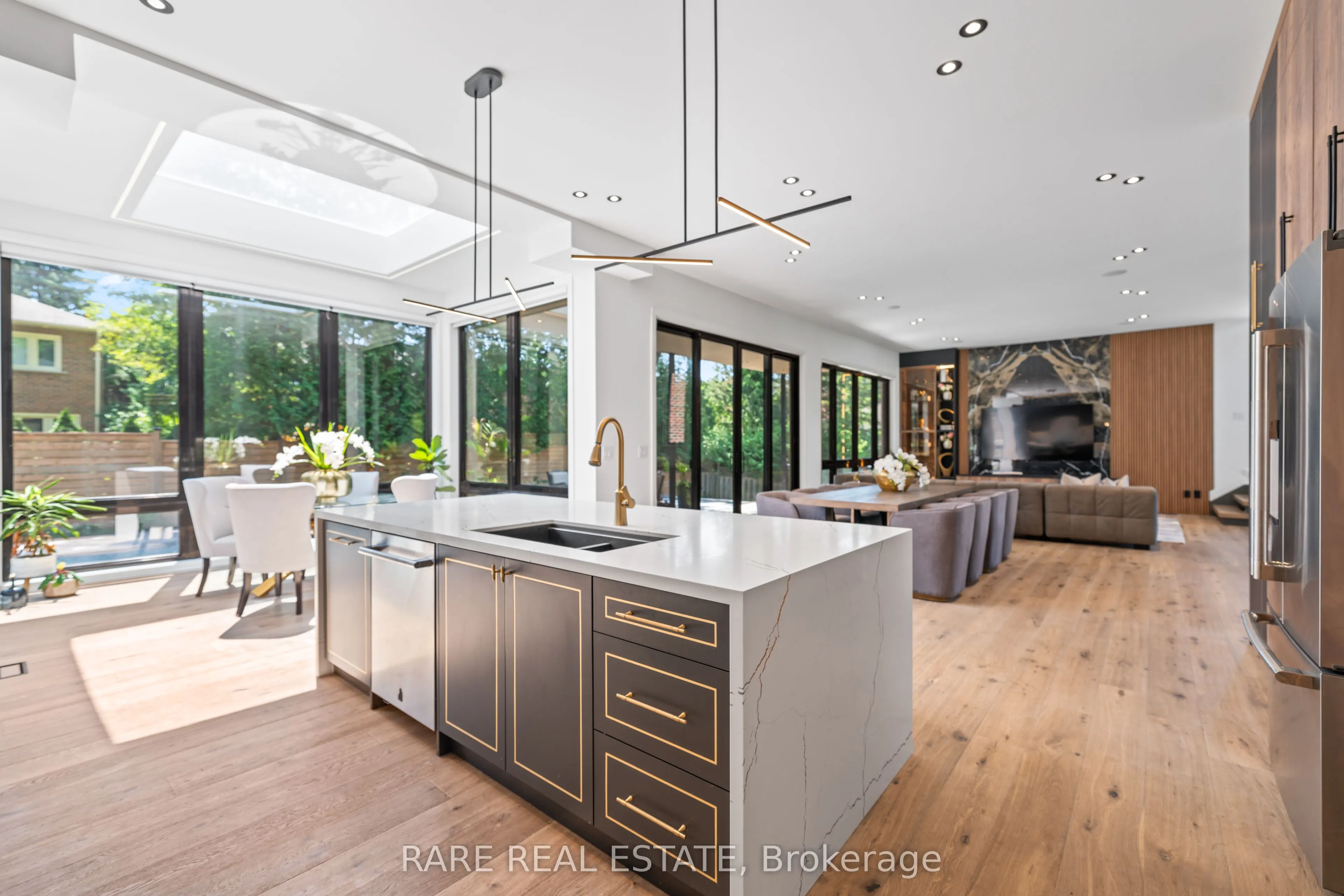 211 Kennedy Street W