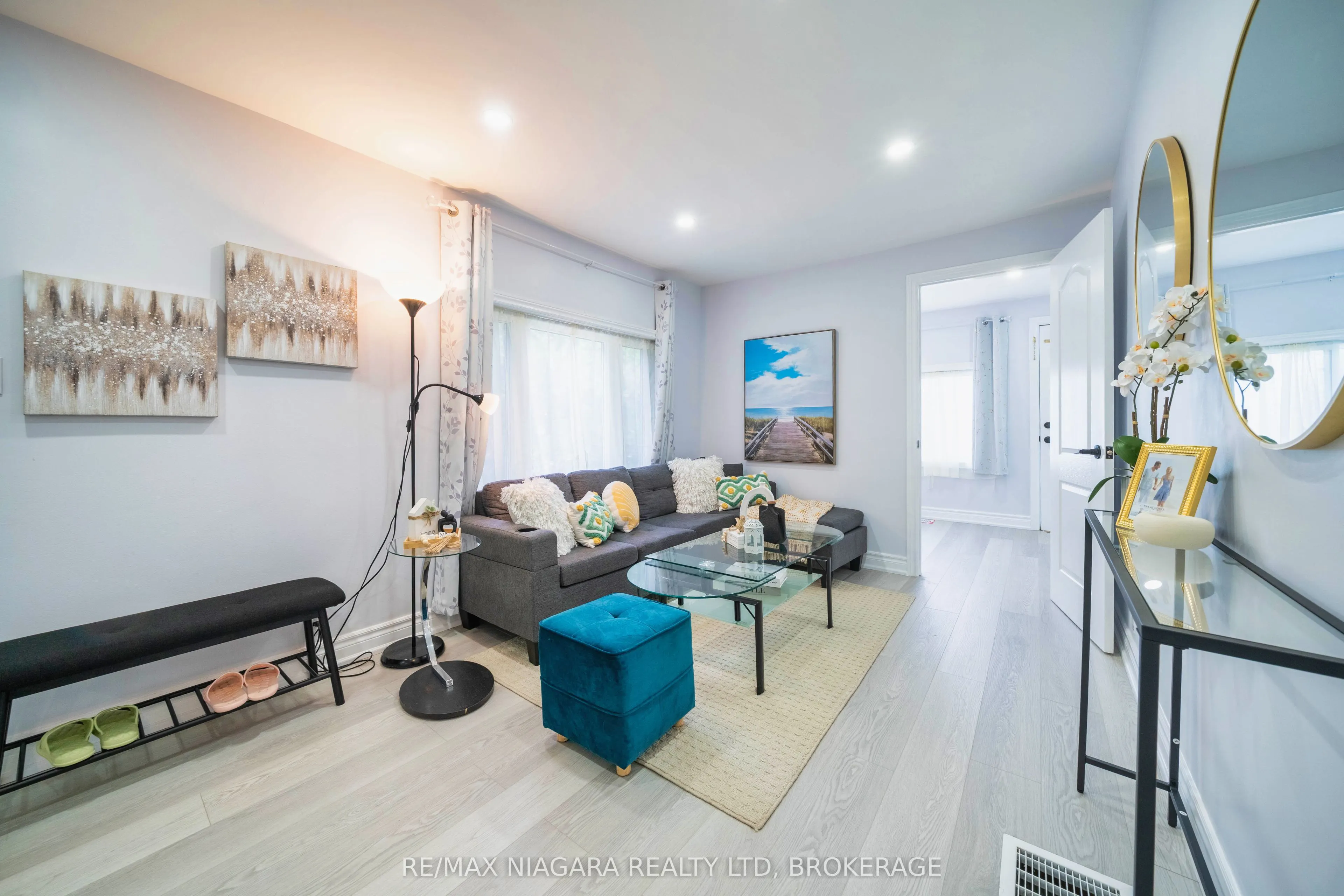 402 The Queensway South