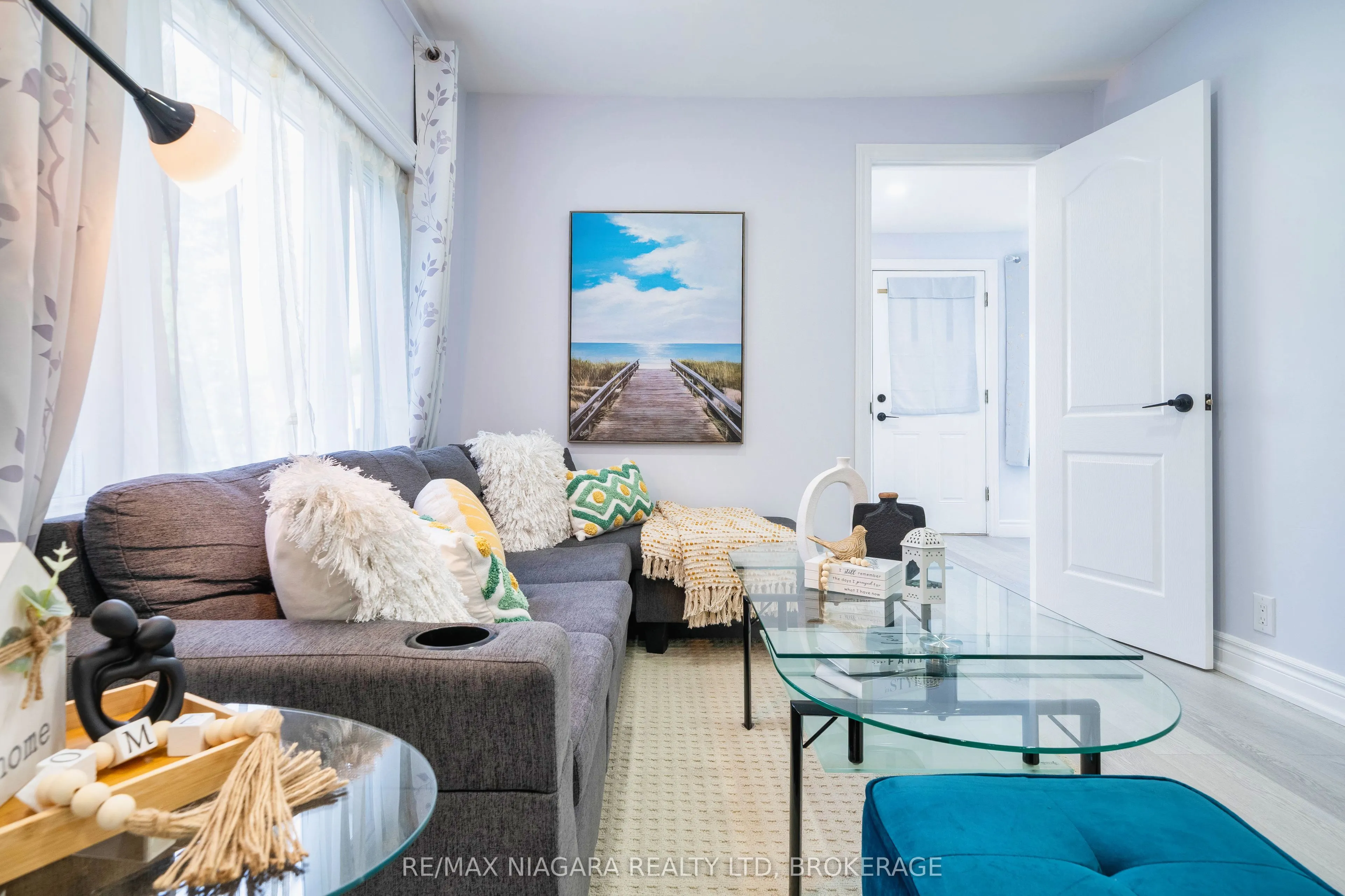 402 The Queensway South