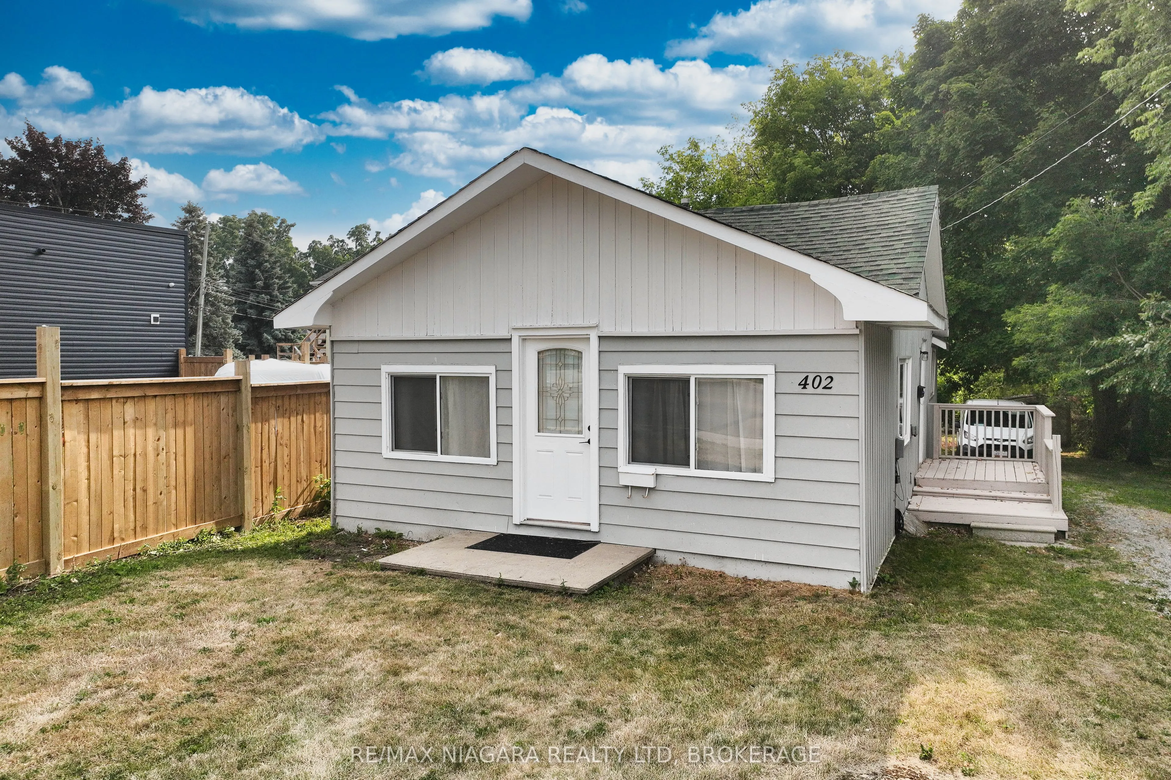 402 The Queensway South