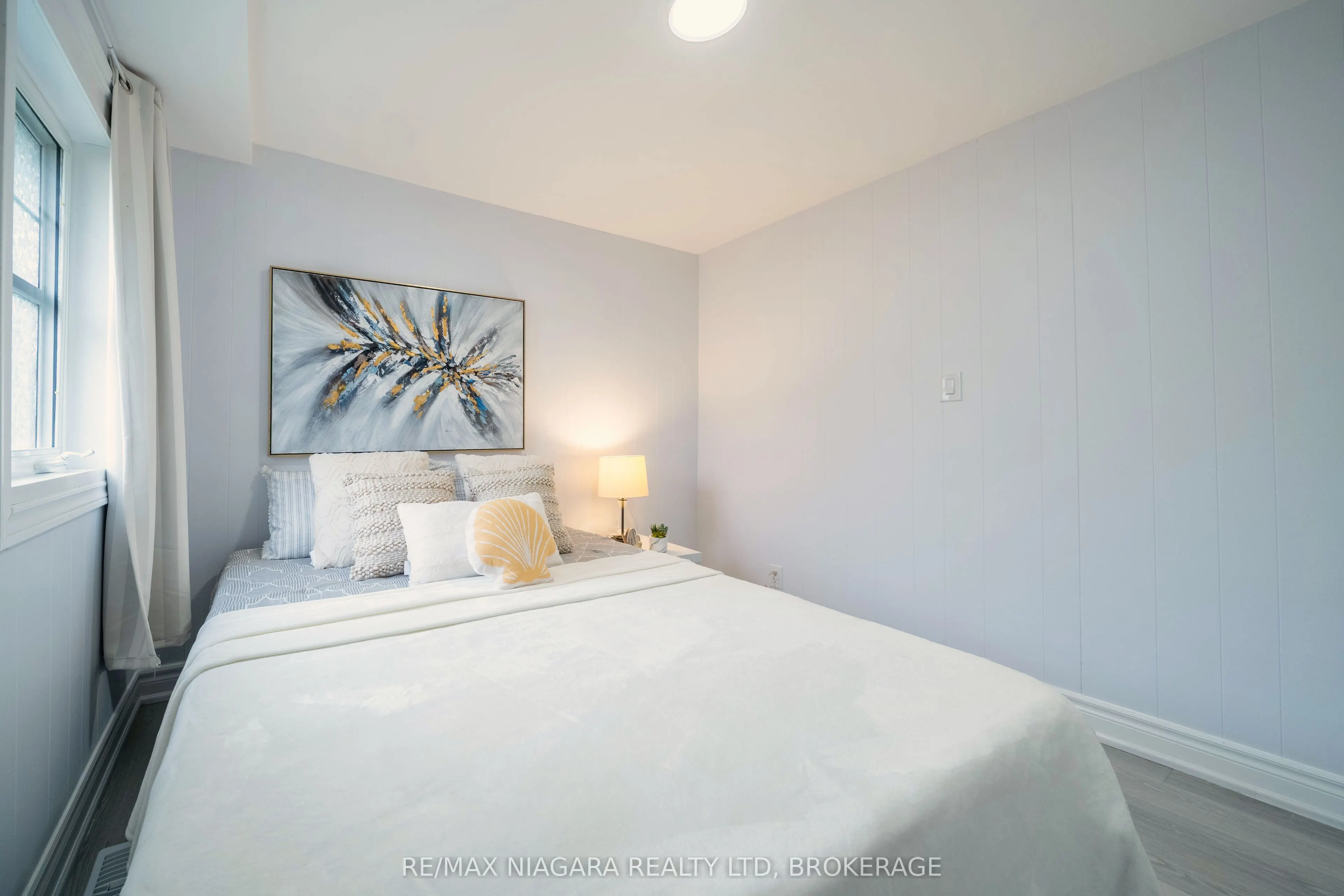 402 The Queensway South