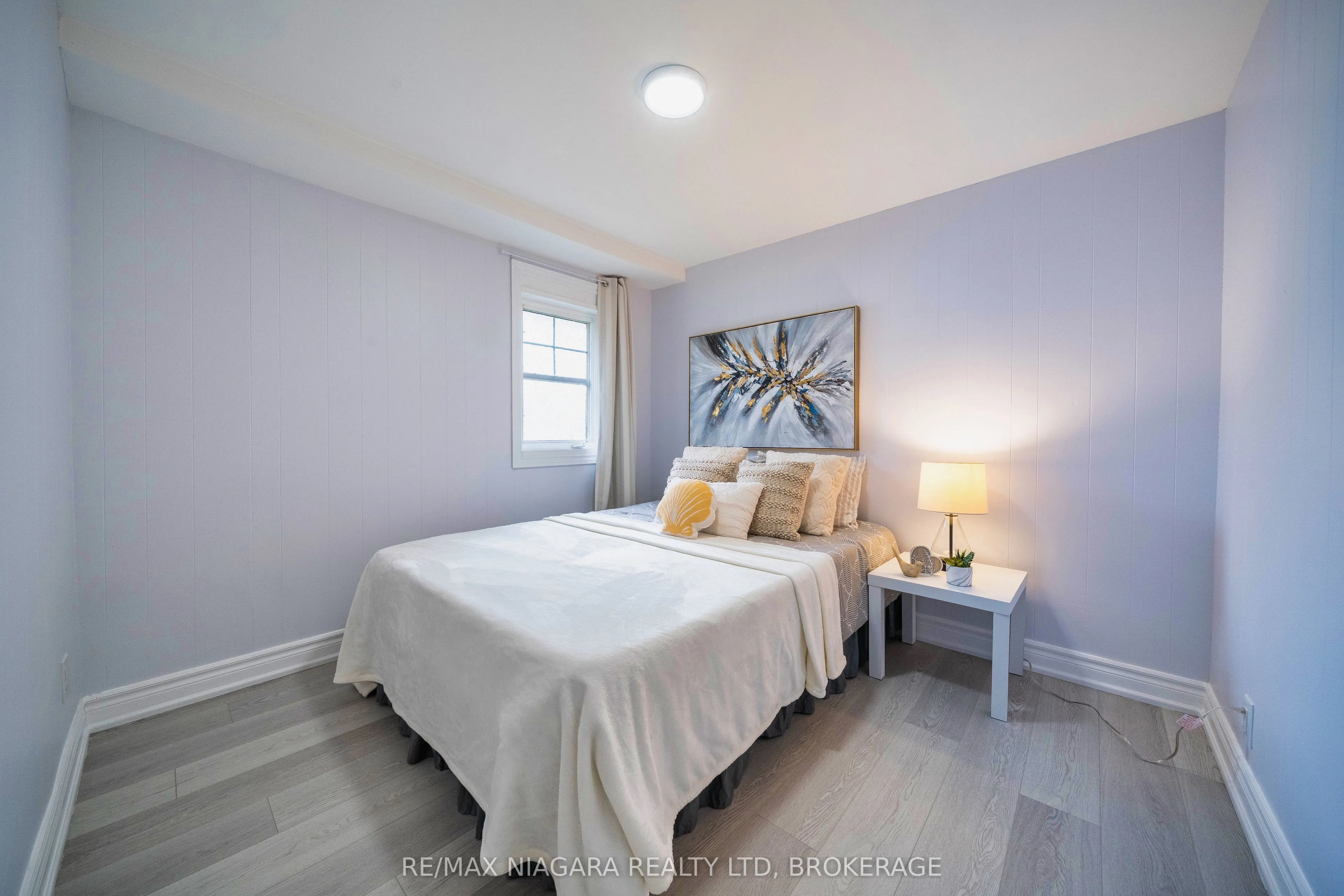 402 The Queensway South