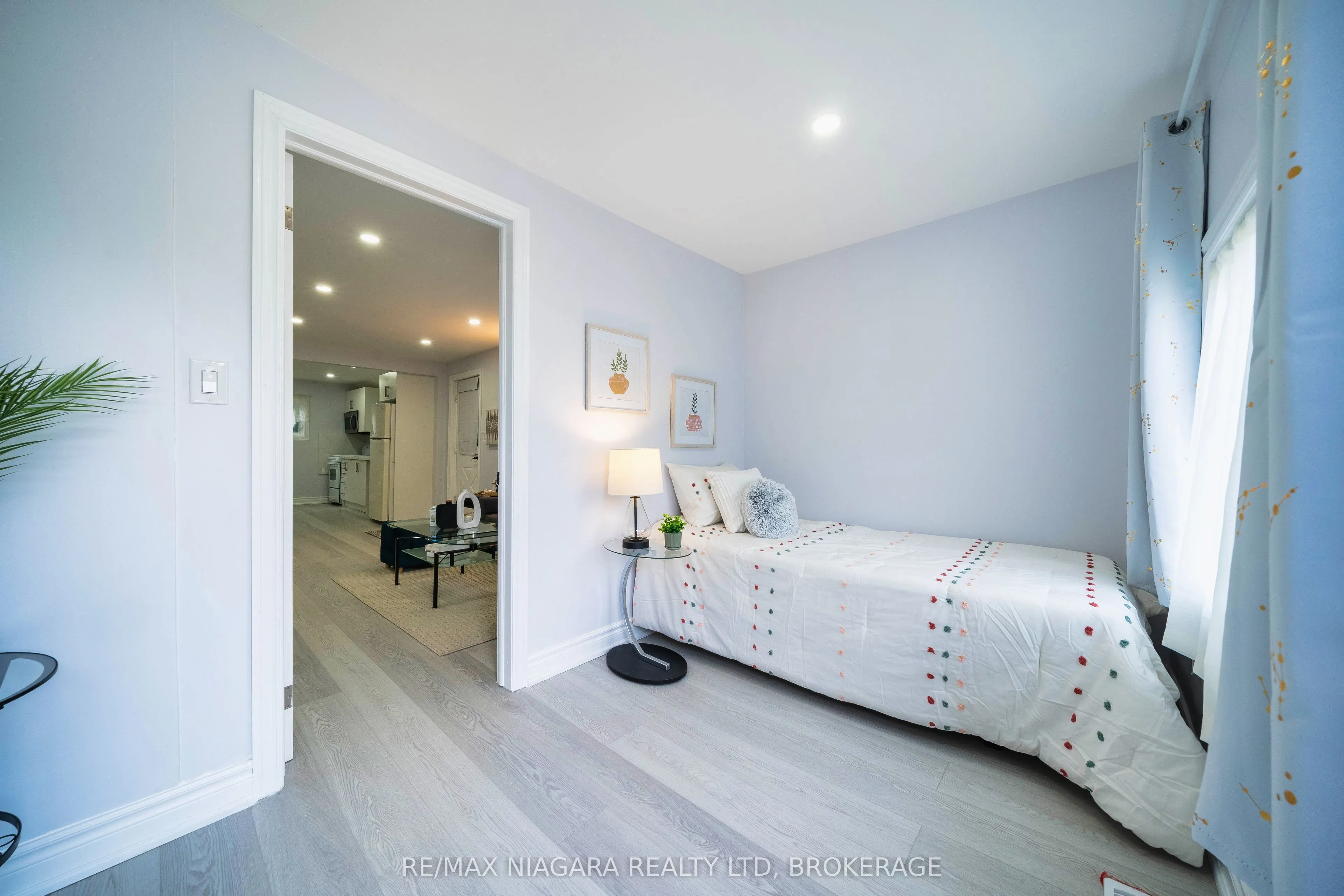 402 The Queensway South