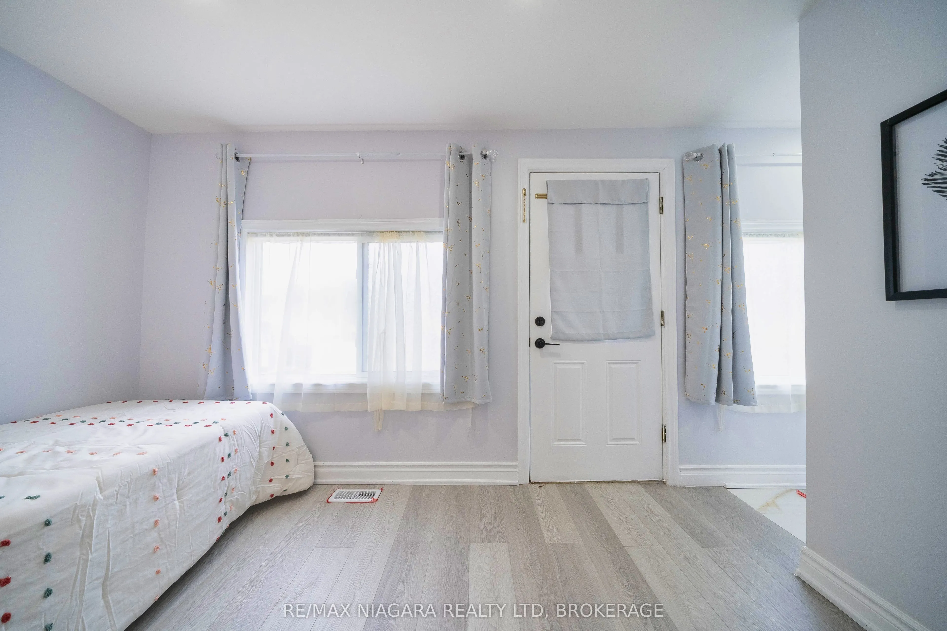 402 The Queensway South
