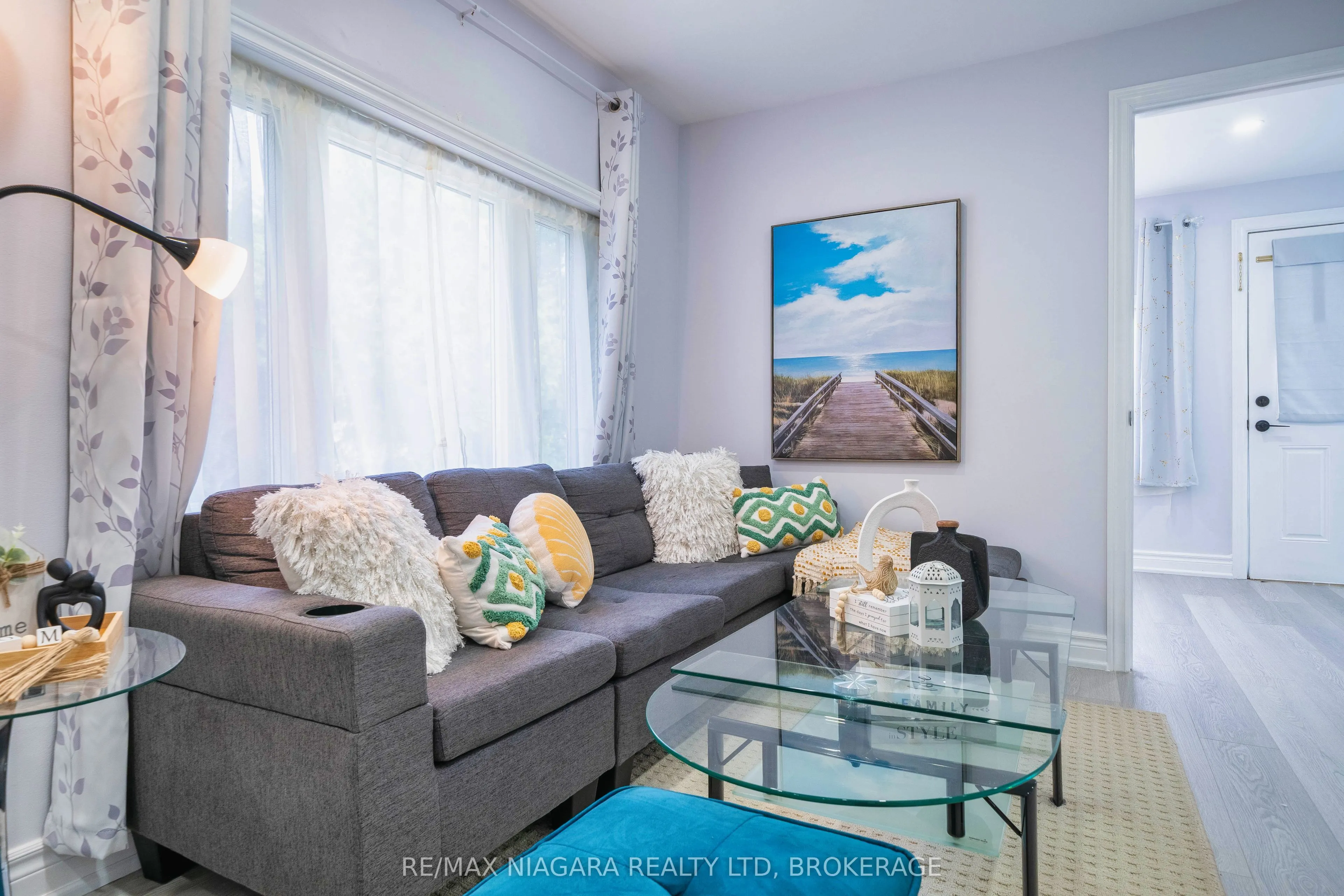 402 The Queensway South