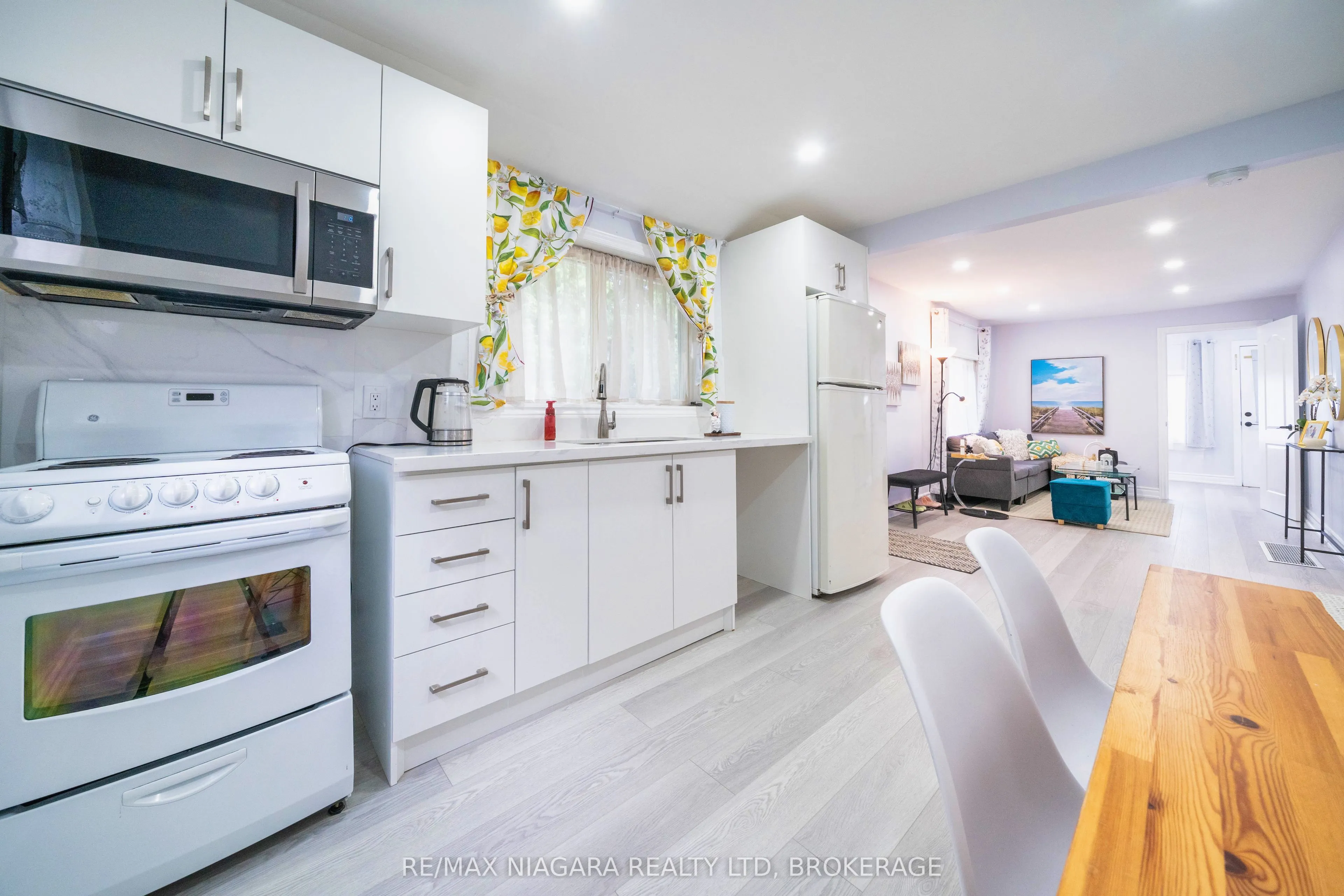 402 The Queensway South
