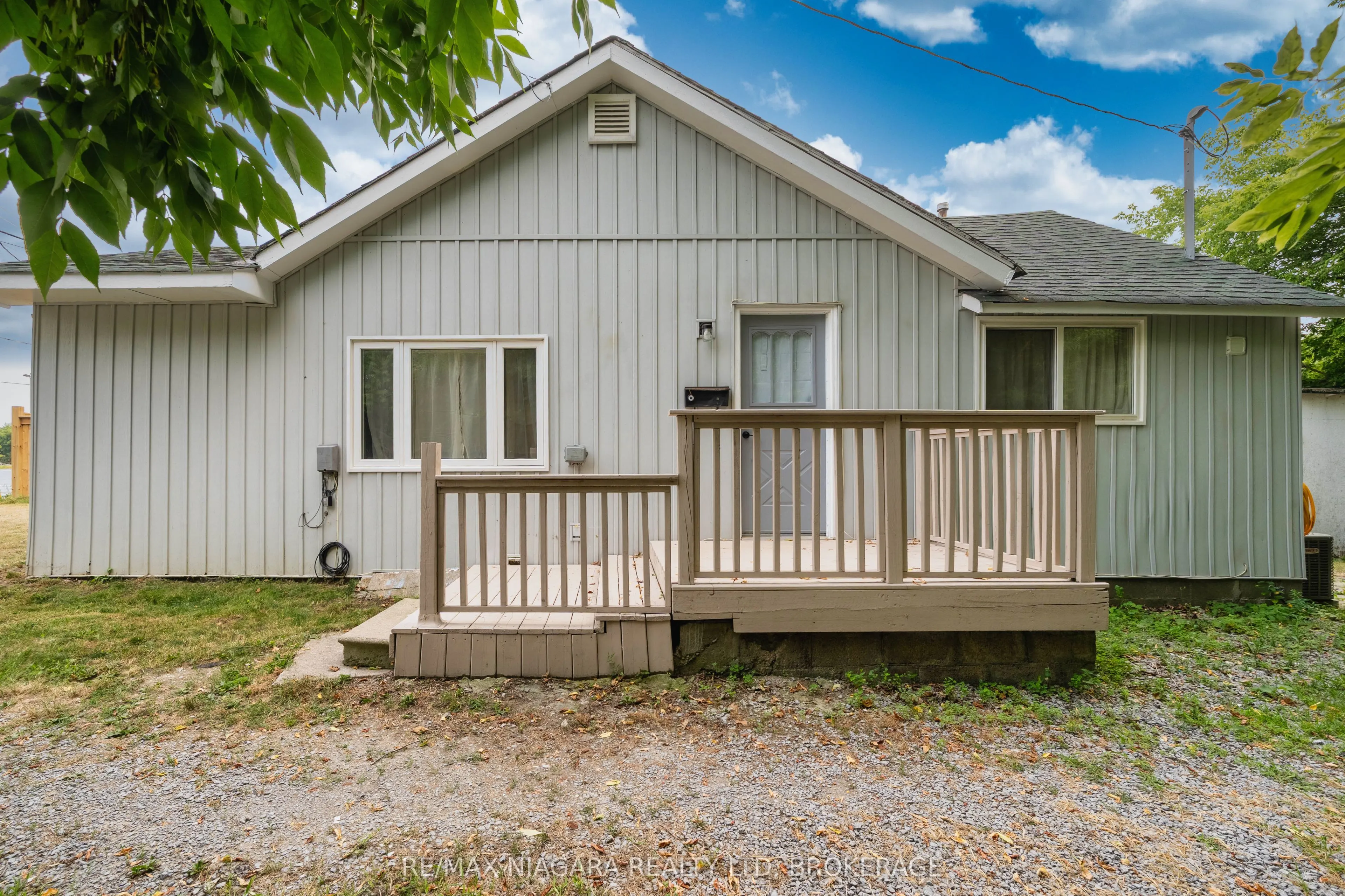 402 The Queensway South