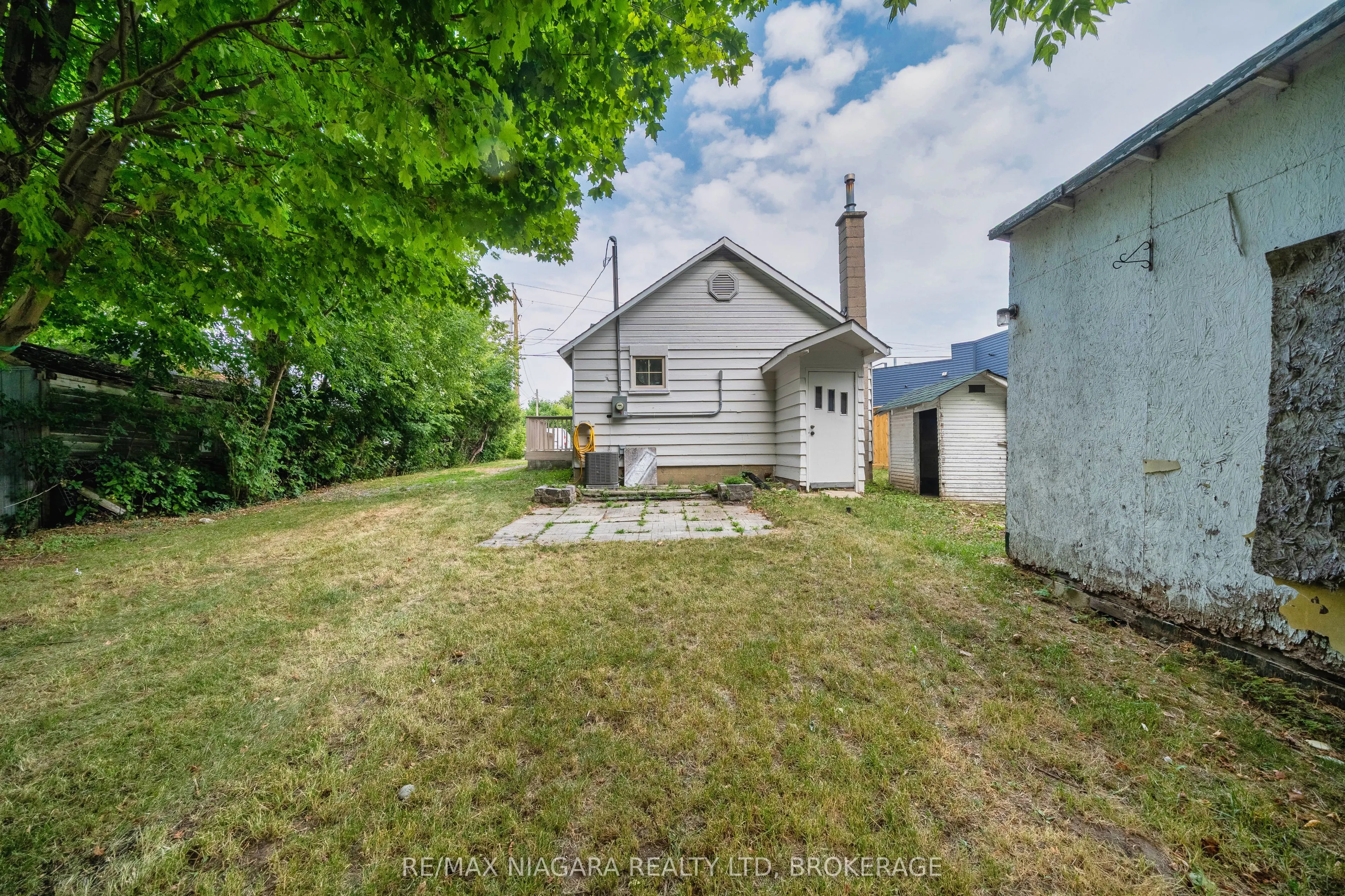 402 The Queensway South