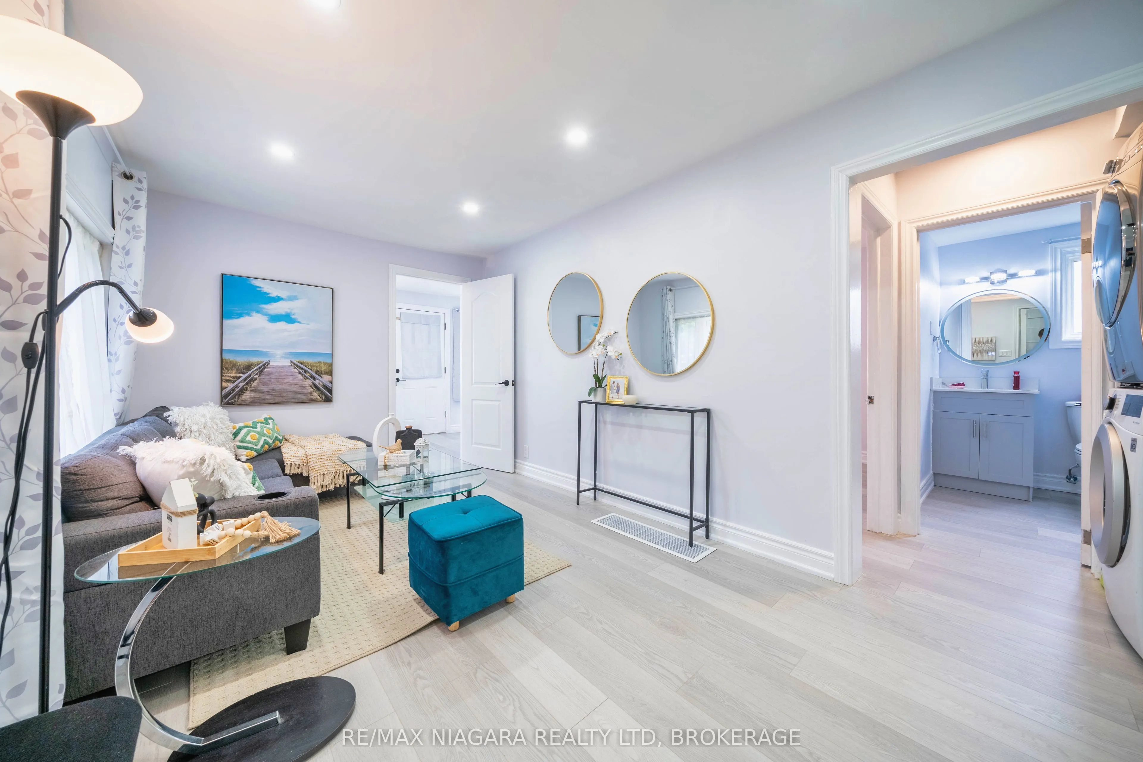 402 The Queensway South
