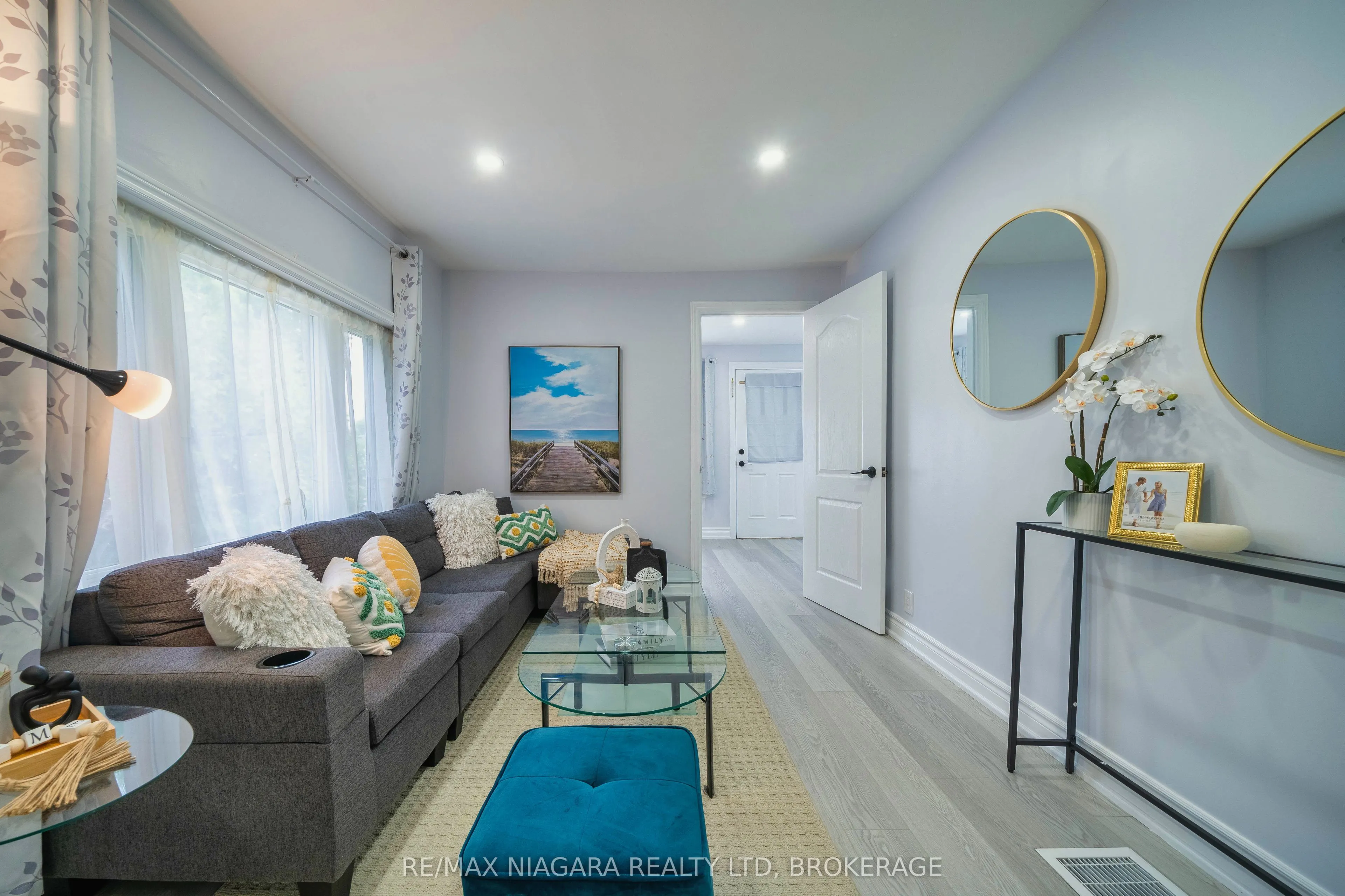 402 The Queensway South