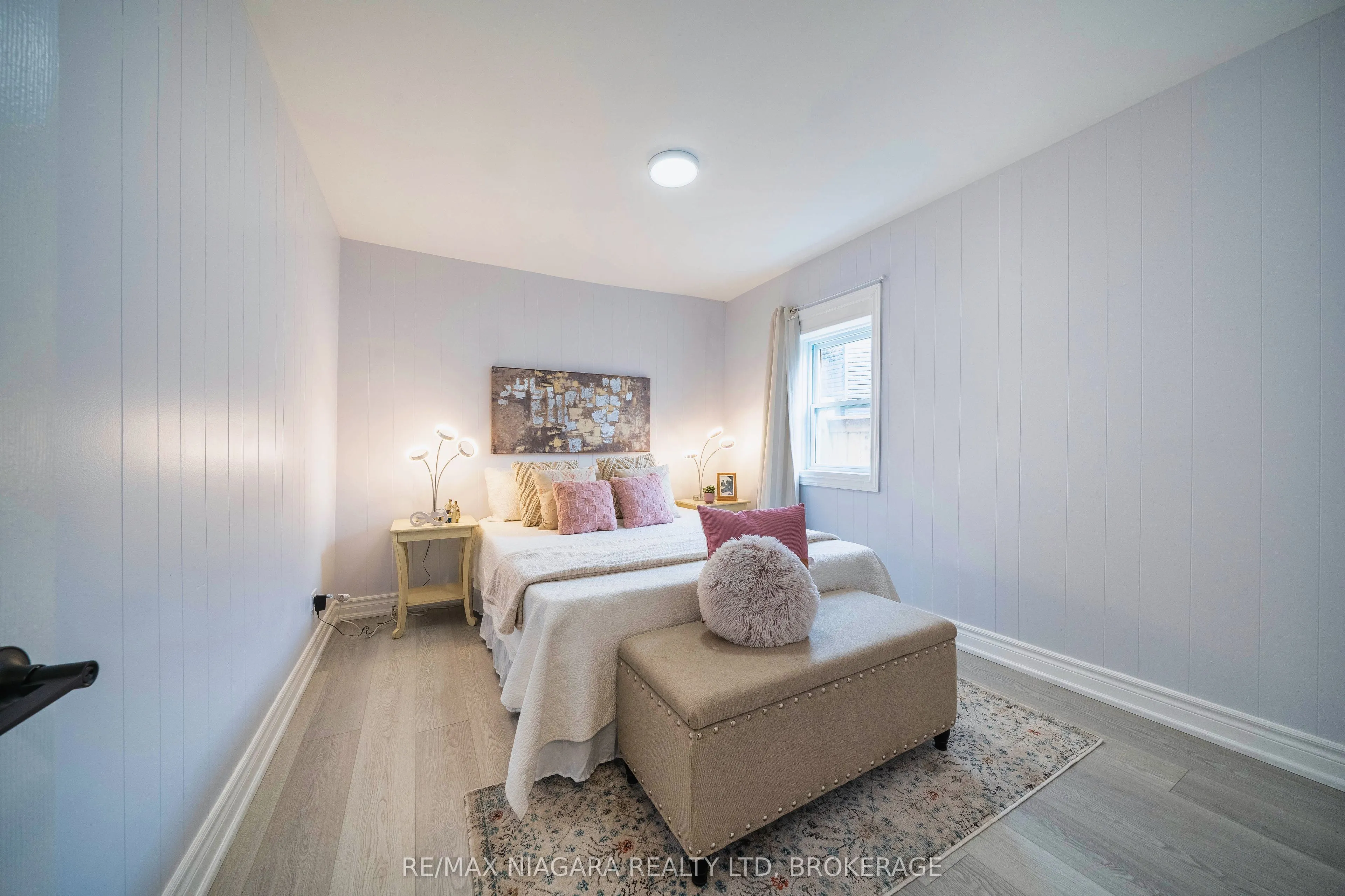 402 The Queensway South